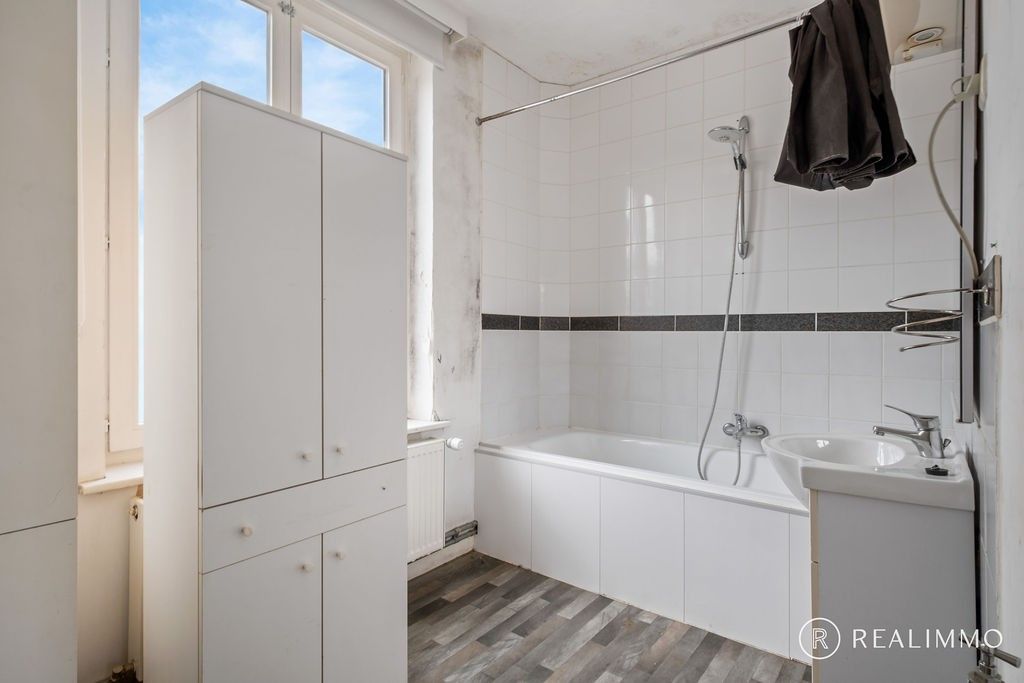 Veelzijdige eigendom met charmante gevel, buitenruimte en potentieel voor ruime woning foto 16