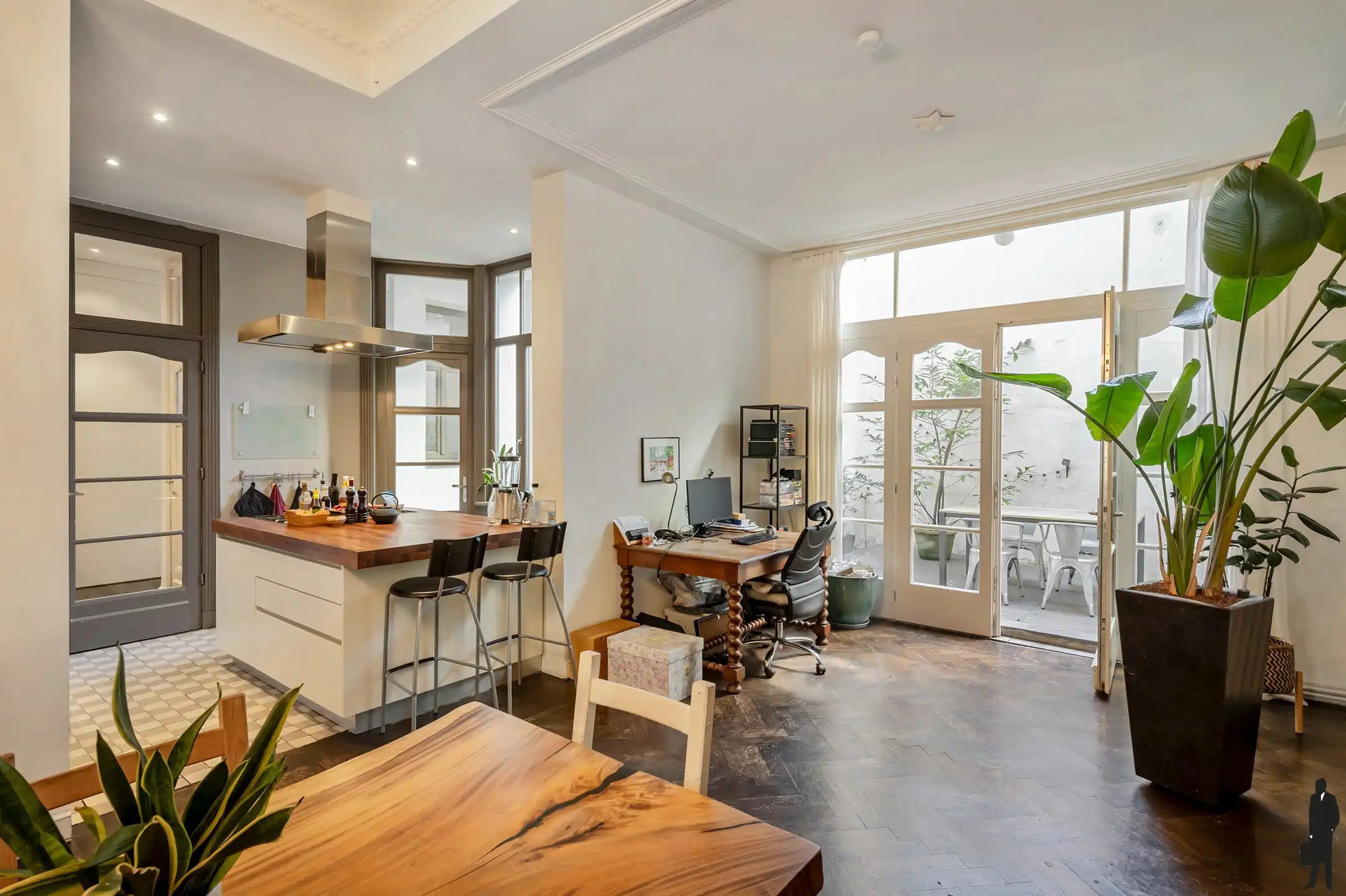 Authentiek appartement met hoge plafonds en terras foto 9