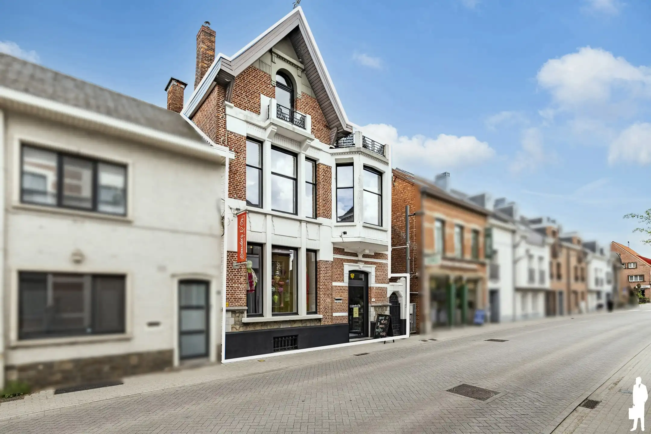 Majestueus handelspand met woonst, tuin en private parking foto {{pictureIndex}}