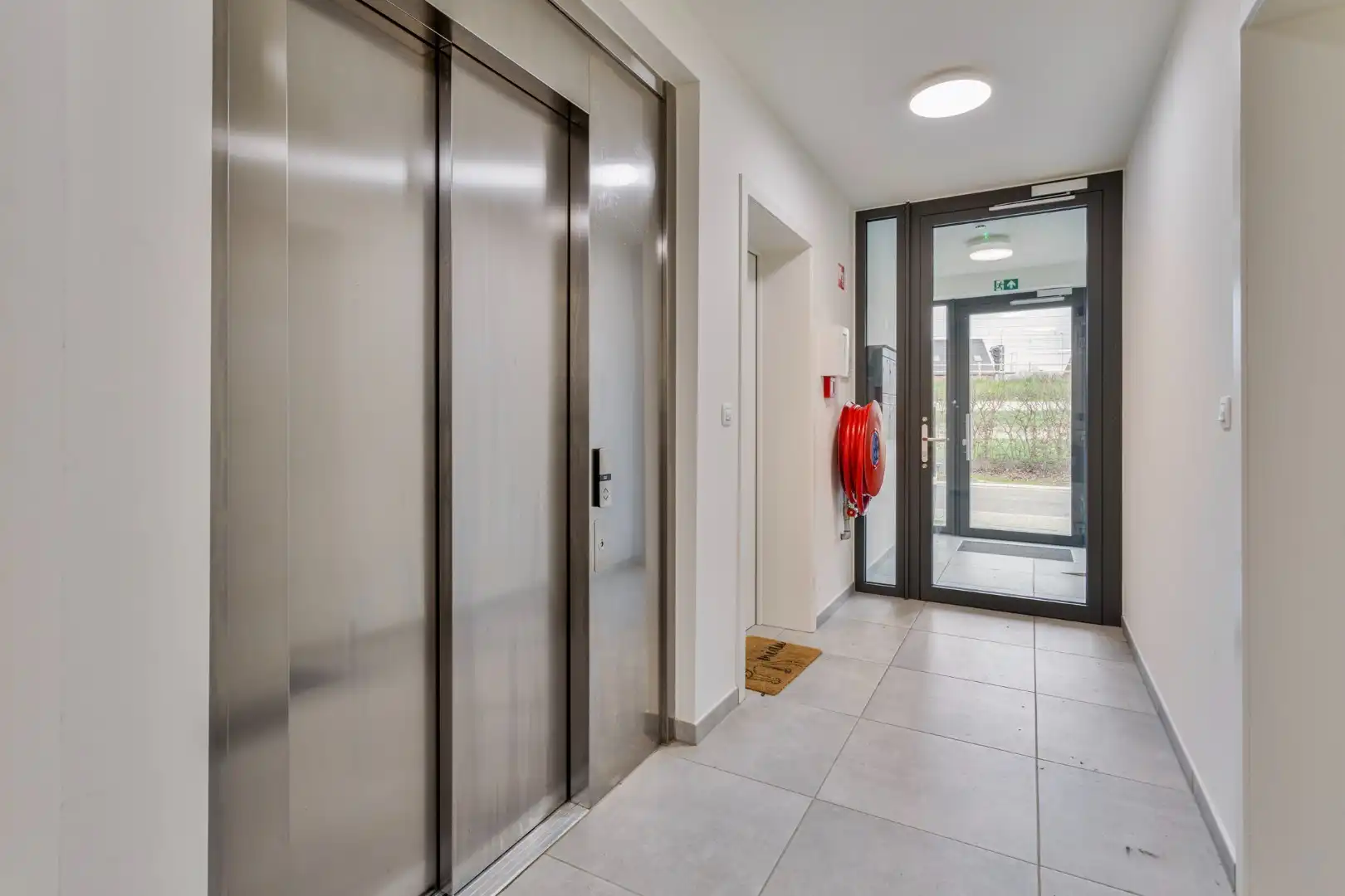 Lichtrijk nieuwbouwappartement met 3 slaapkamers, tuin, terras, kelderberging en 2 autostaanplaatsen - EPC 36 kWh/m² -bewoonbare opp. 115 m²   foto 4