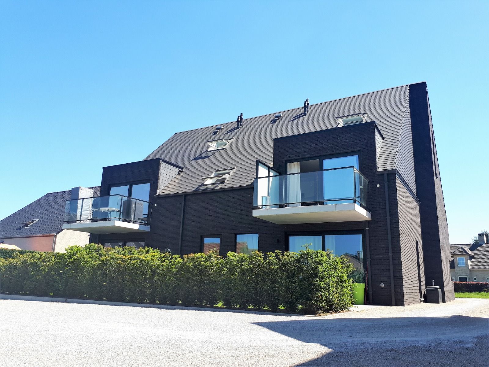 2 slaapkamerappartement met terras en 2 autostaanplaatsen foto {{pictureIndex}}