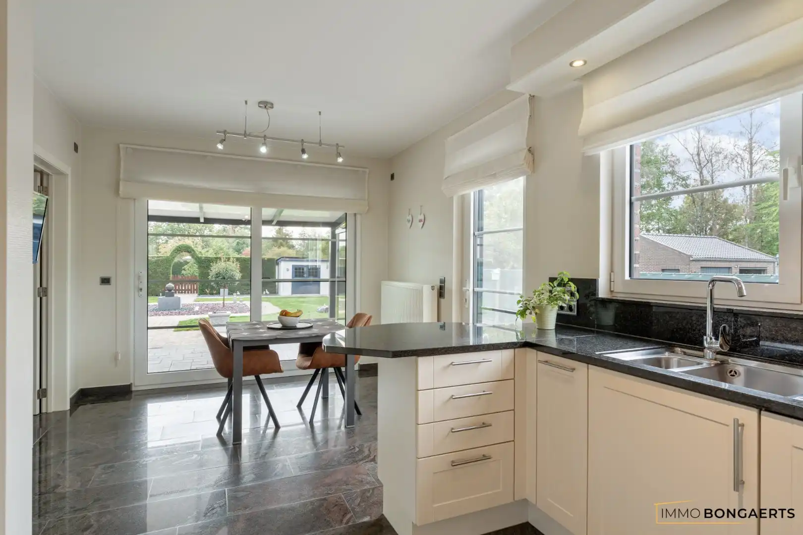 Ruime woning met 3 slaapkamers foto 12