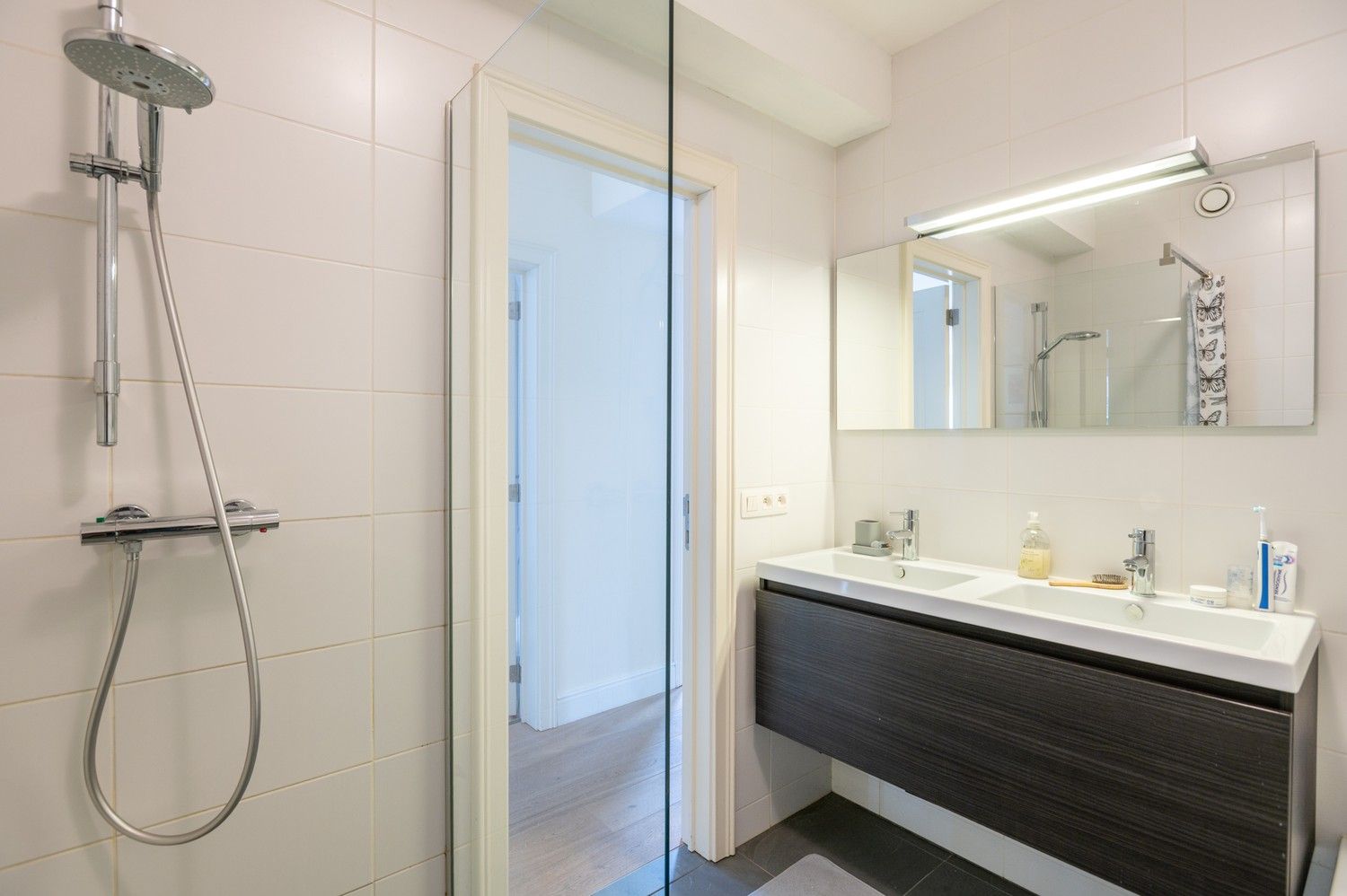 Instapklaar, luxueus appartement met 3 slaapkamers, zonnig terras & overdekte parkeerplaats in Kontich foto 9