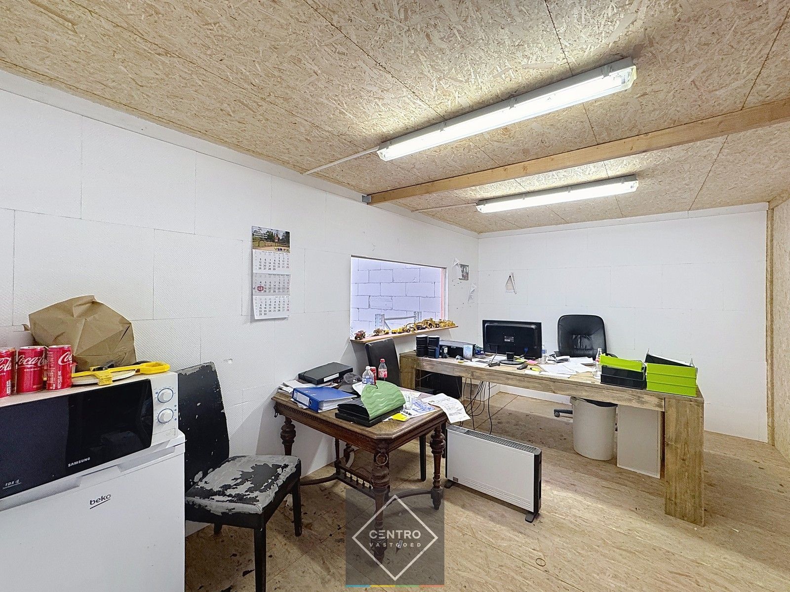 Magazijn (200m2)  met bureem + buitenterrein (circa 250m2)! foto 6