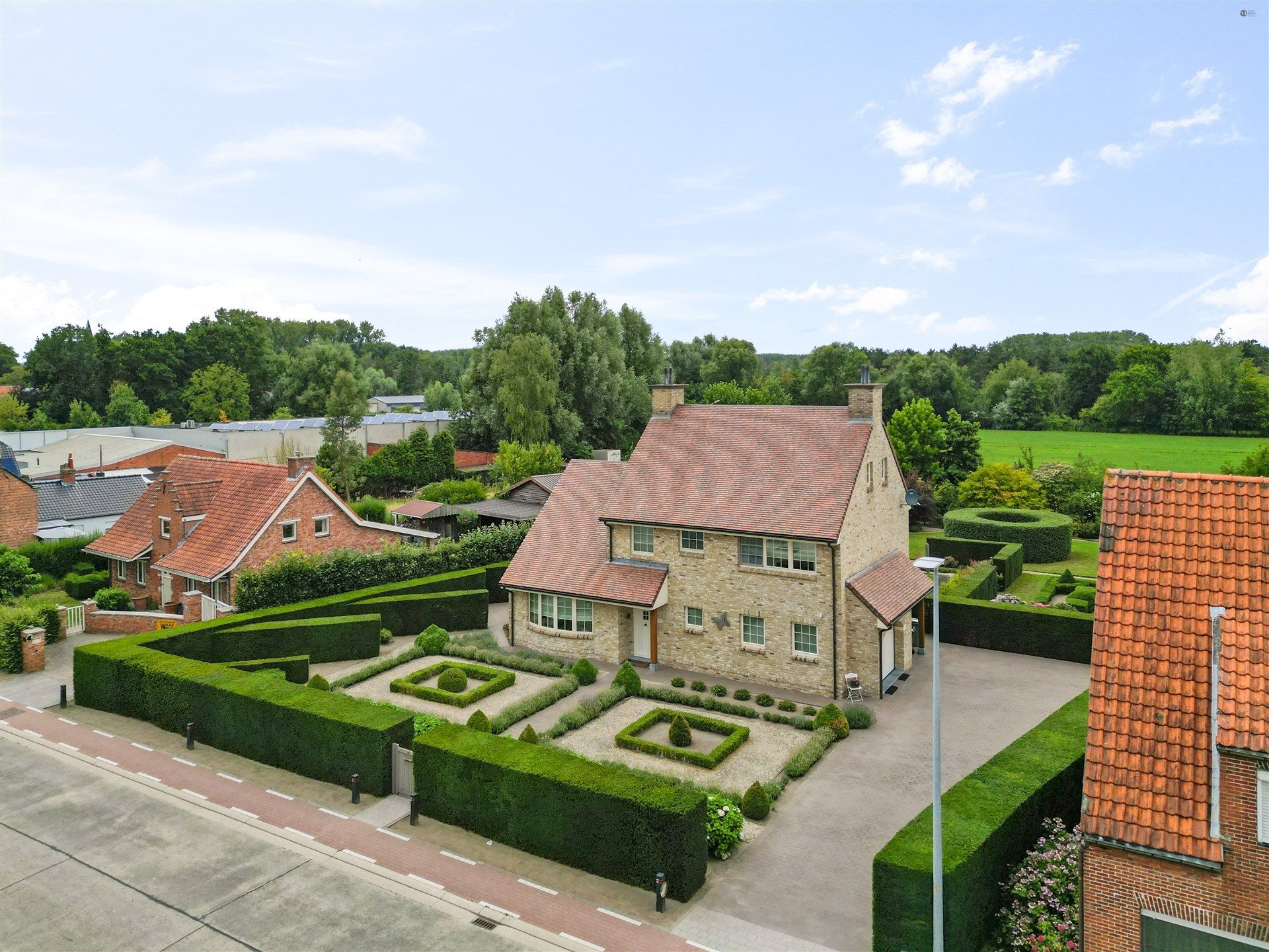 prachtig onderhouden en karaktervolle woning foto {{pictureIndex}}