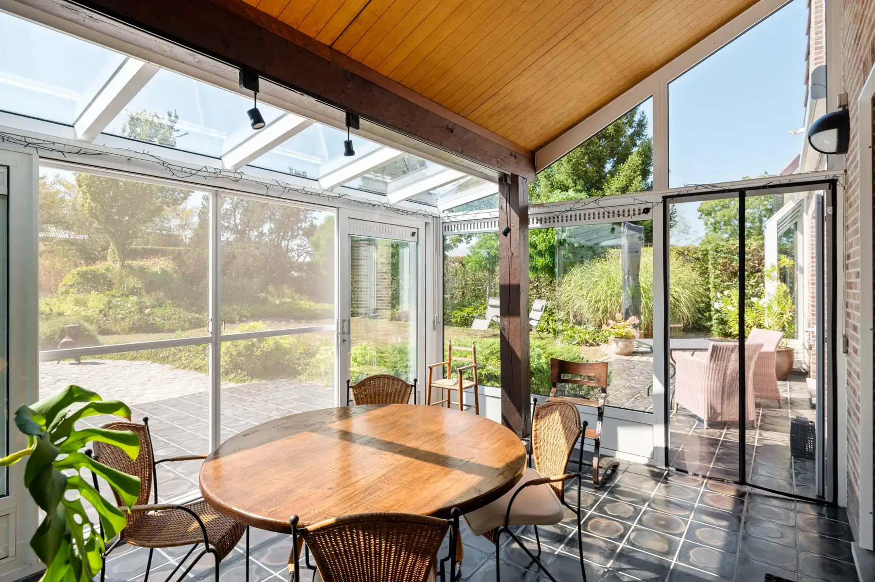 Ruime en lichtrijke villa in rustige, groene omgeving foto 19