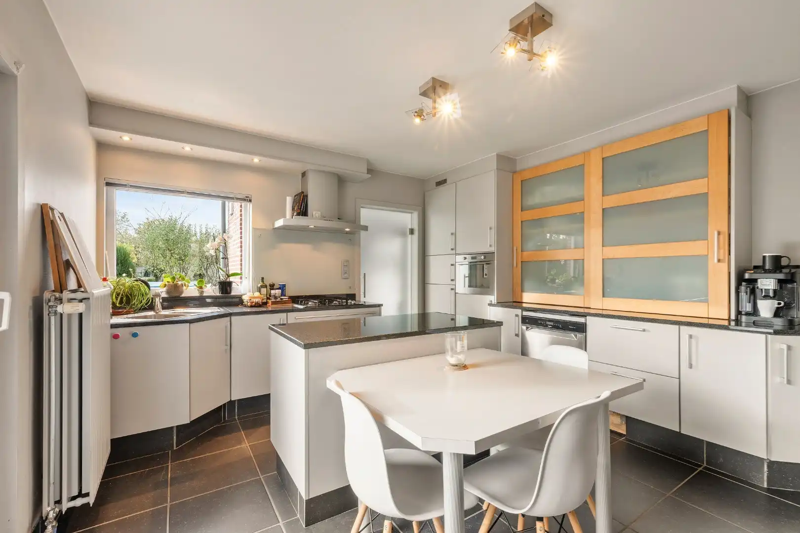 Verrassend ruime, instapklare woning met garage en zuidgerichte tuin in Geluwe foto 5