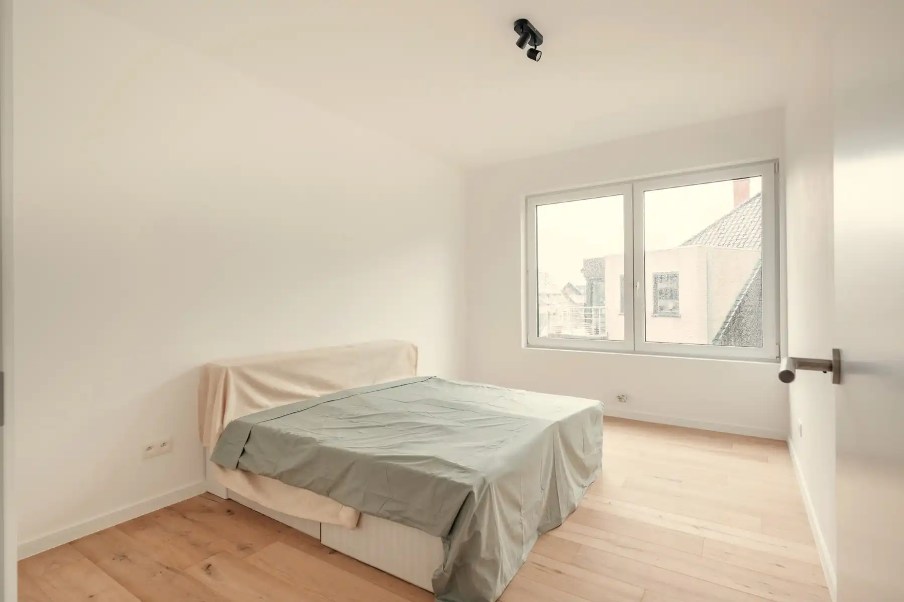 Prachtig gerenoveerd appartement aan de Markt in Gistel. foto 6
