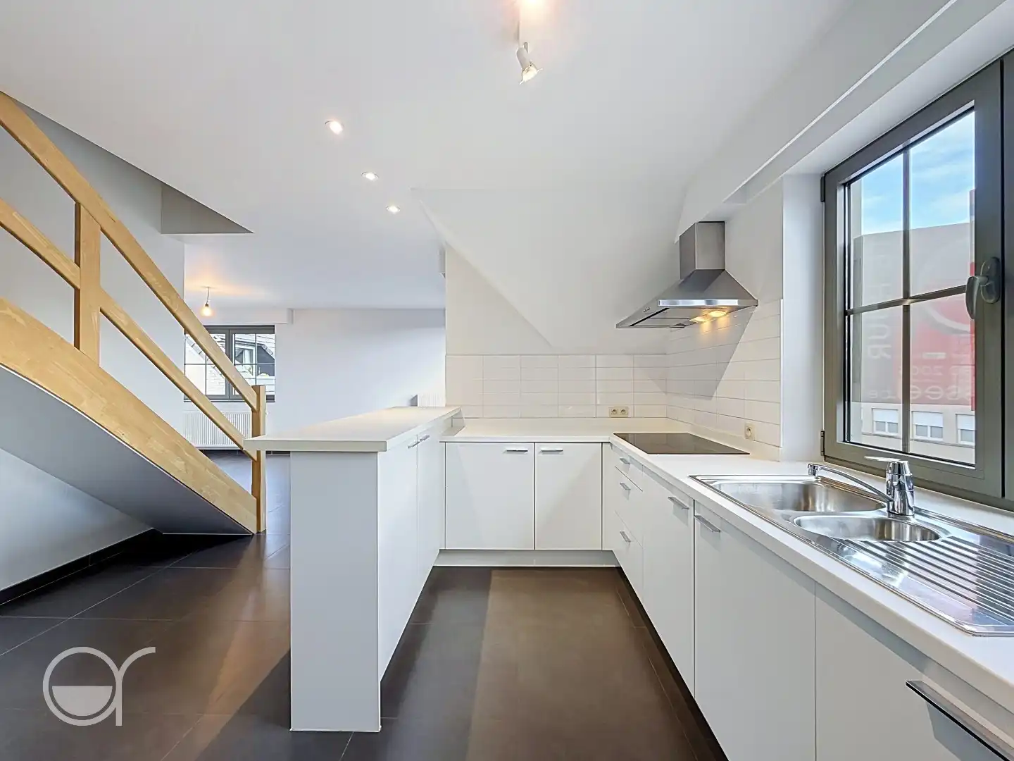 Lichtrijk duplexappartement met 2 slaapkamers, terras, garagebox én staanplaats foto 5