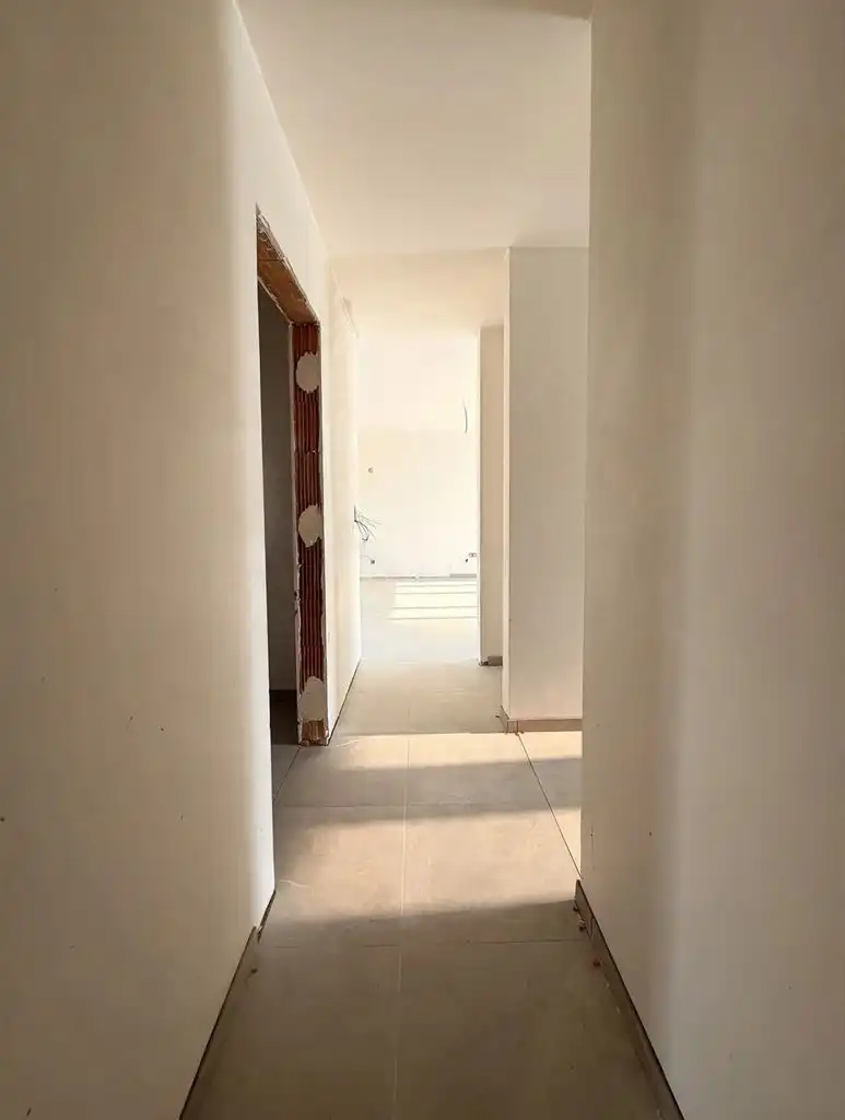 Zeer ruim 1 (+1)-slaapkamerappartement op de eerste verdieping met  zuidgericht terras van ca. 43 m², balkon en ondergrondse parkeerplaats, in hartje Maaseik. foto 9