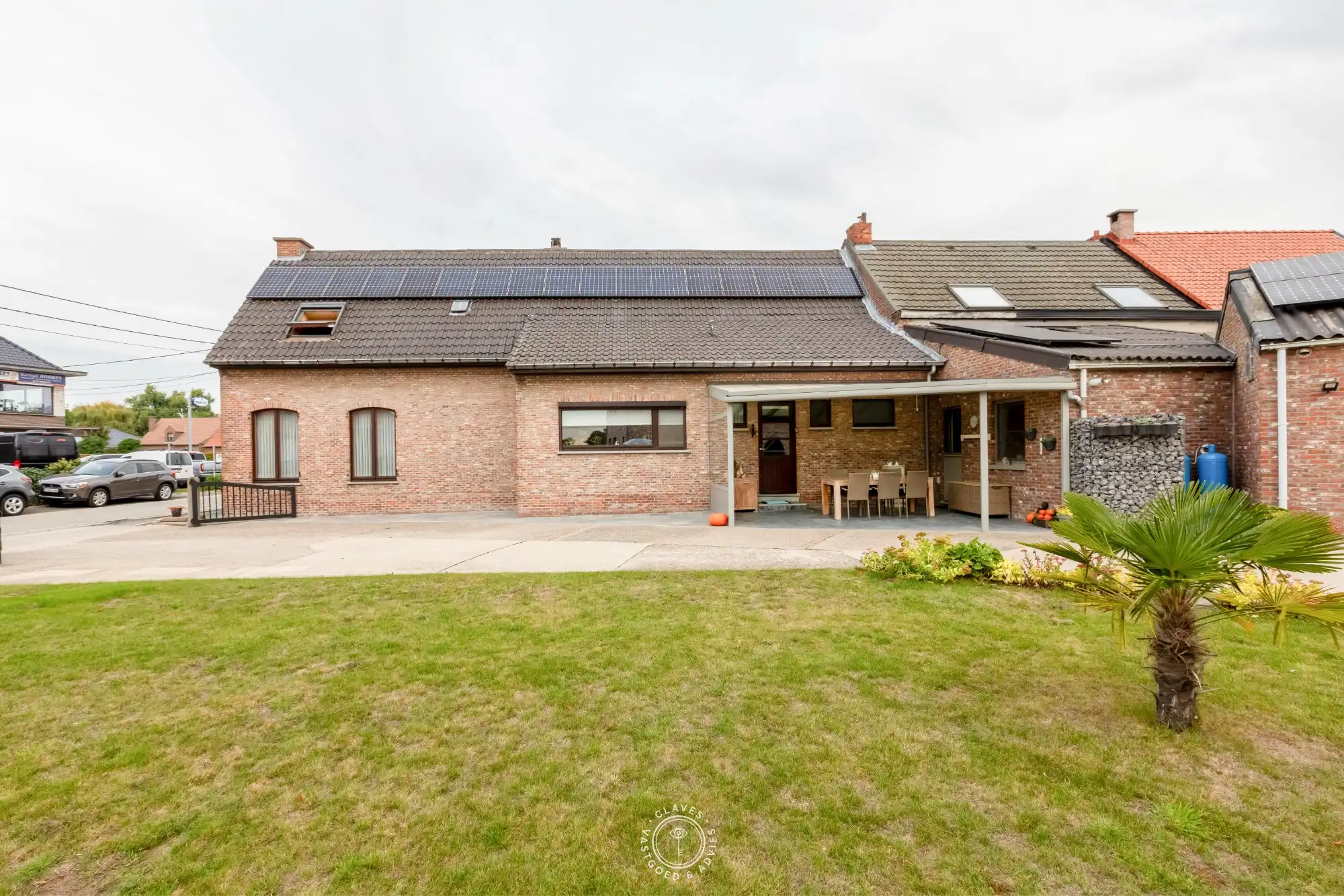 Charmante en ruime woning met 4 slaapkamers en 3 garages foto 2