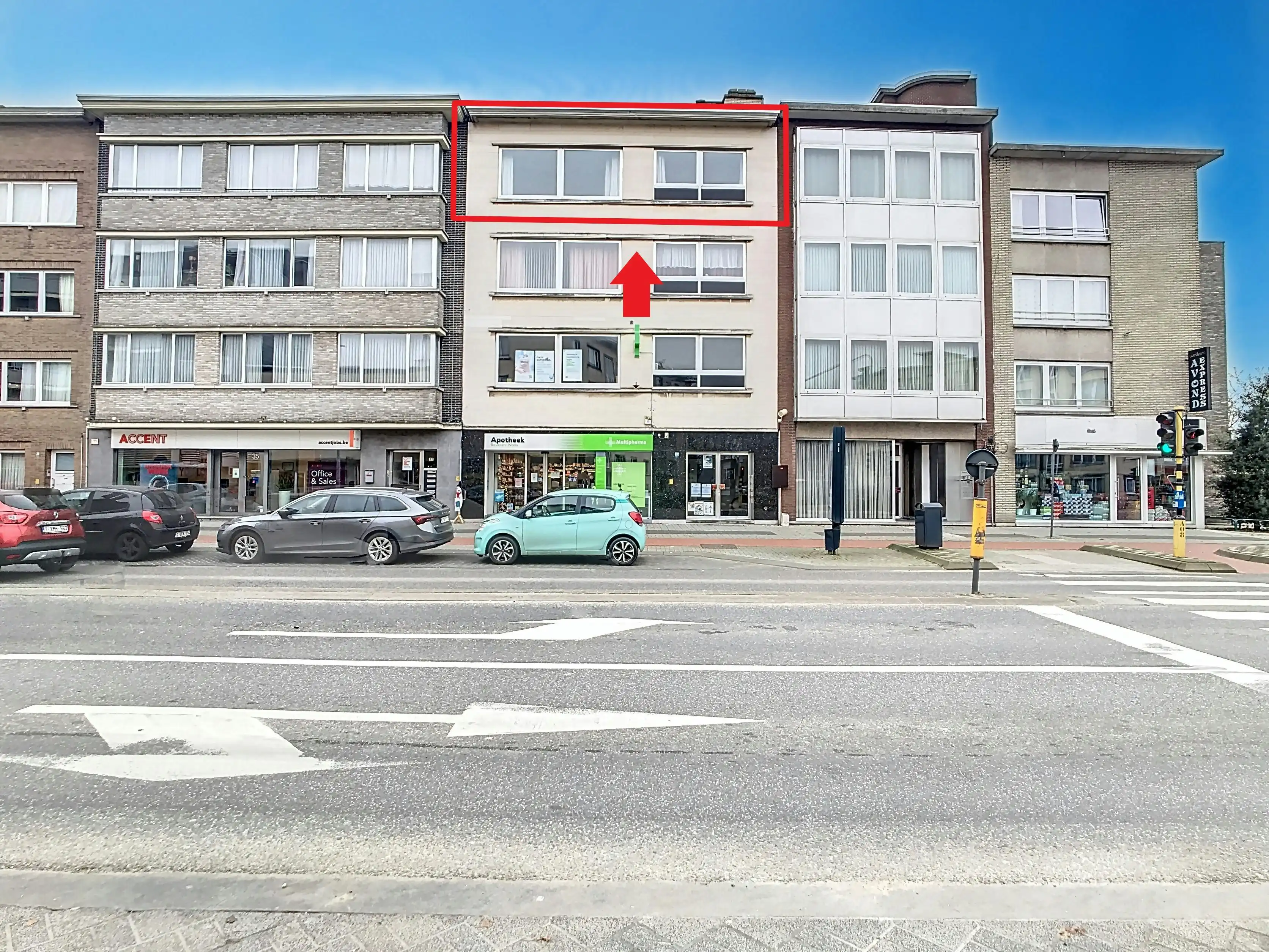 Lichtrijk en centraal gelegen ruim appartement met garage foto {{pictureIndex}}