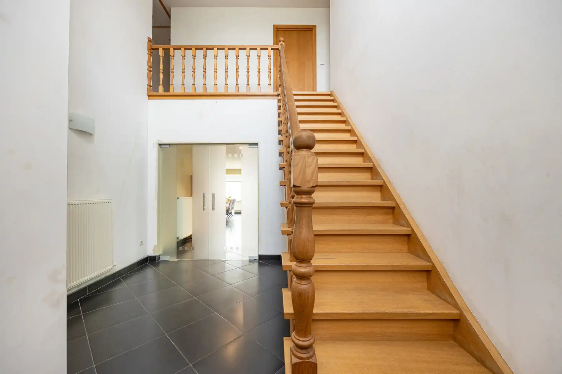 Energiezuinige villa met 5 slaapkamers en ruim bijgebouw op een perceel van 1.240m². foto 2