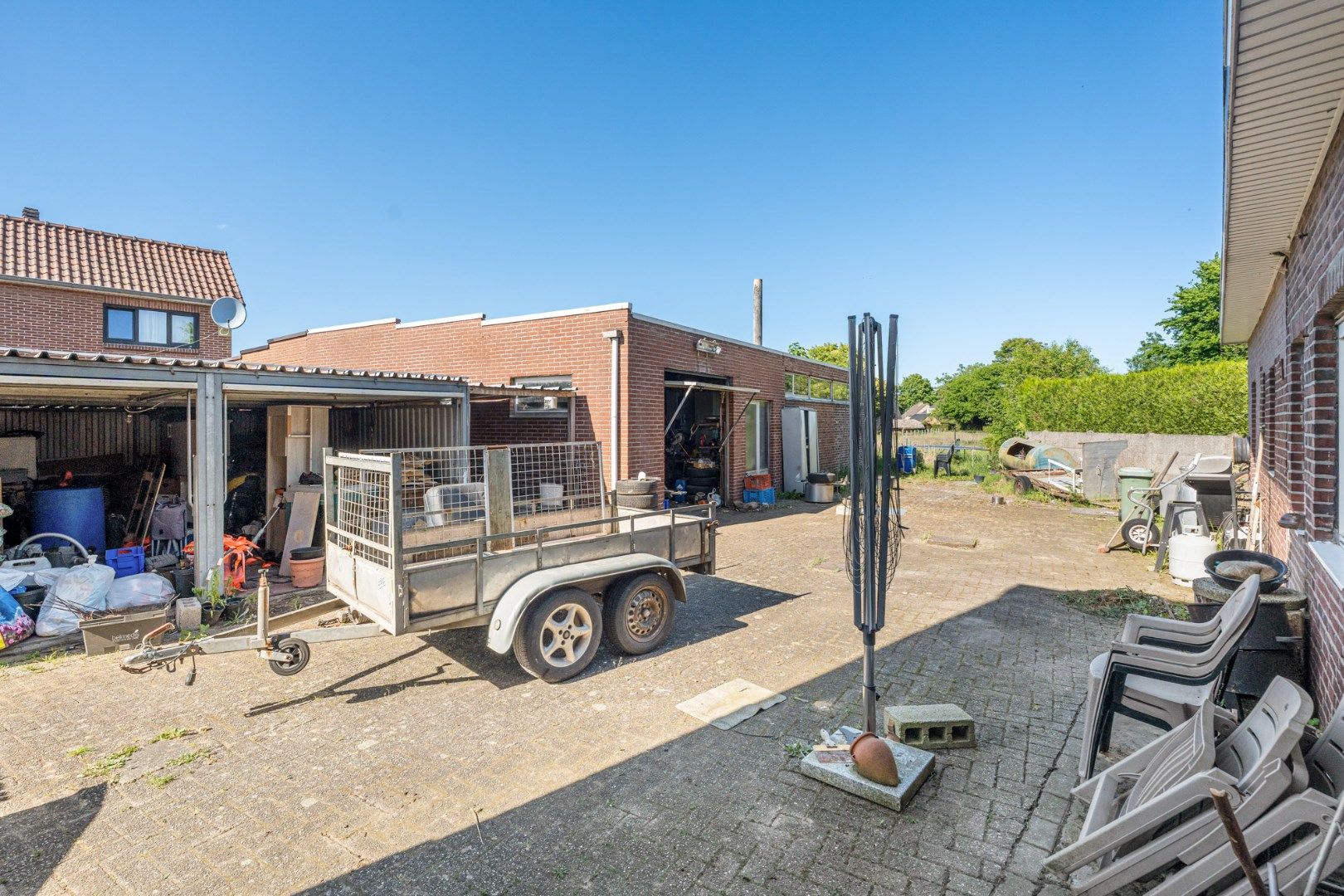 Halfvrijstaande woning op een perceel van 17a30ca met grote werkplaats van maar liefst 110 vierkante meter!  foto 3