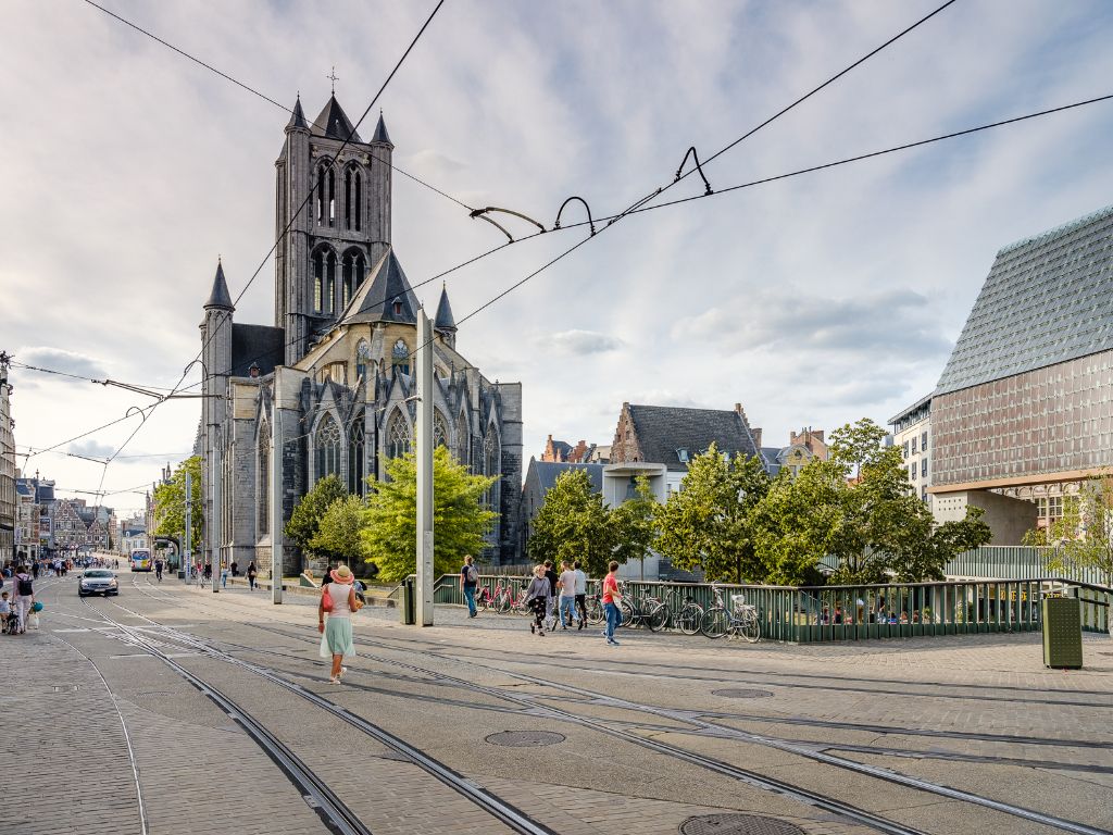 Centrum Gent - Winkelpand met karaktervolle gevel gelegen in de Mageleinstraat. foto 3