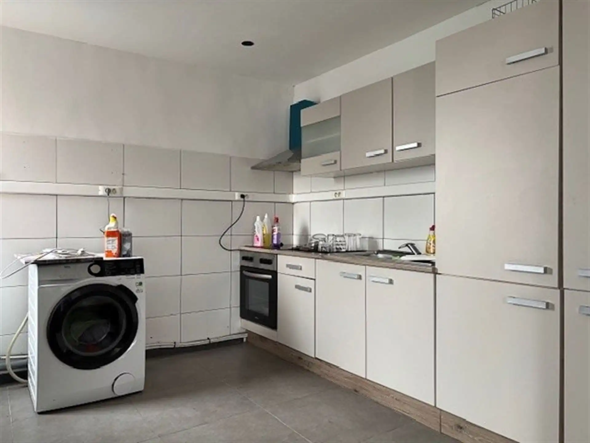 Handelspand met bovenliggend appartement met 1 slaapkamer gelegen op commerciële locatie in Maasmechelen! foto 12