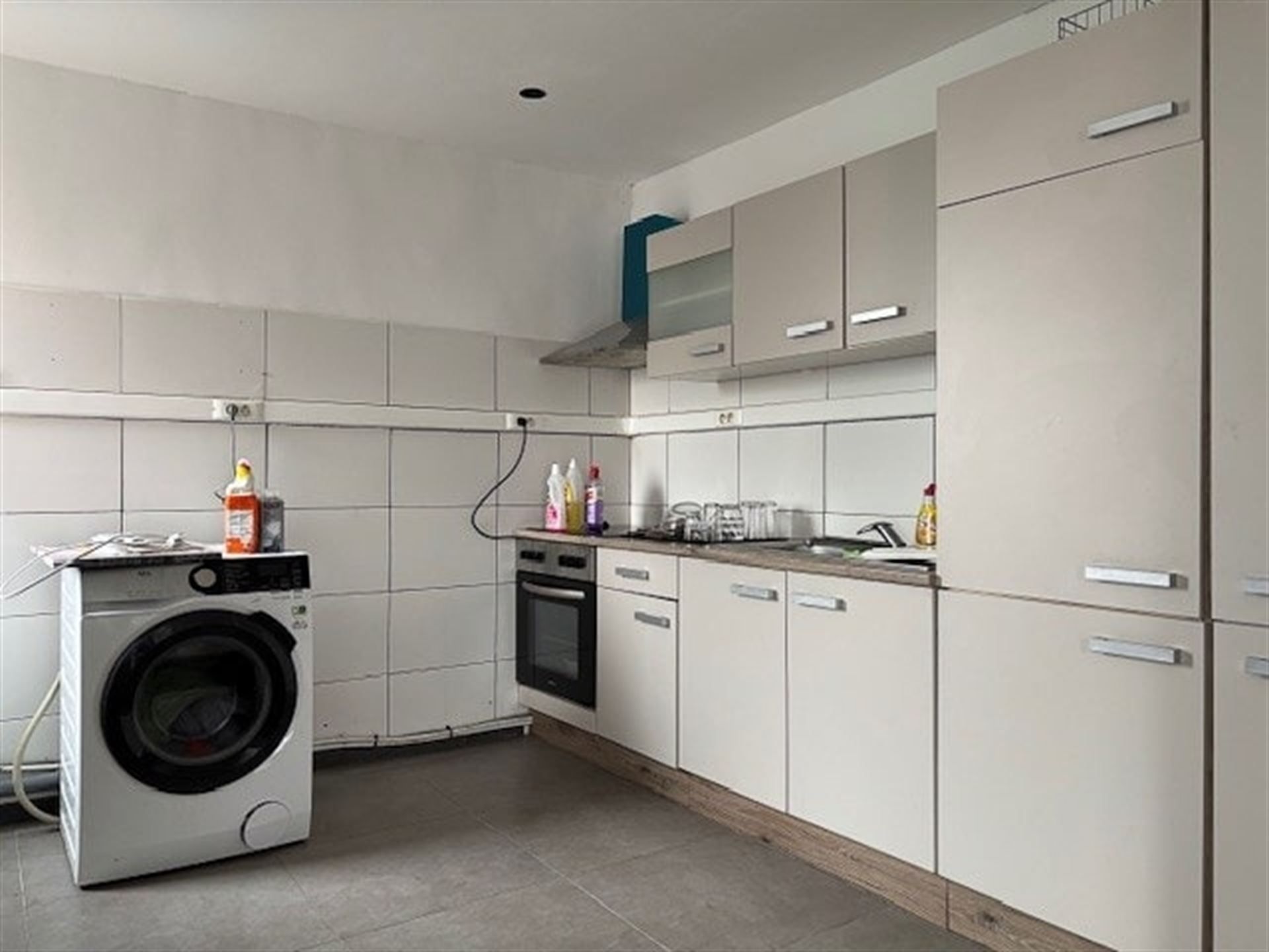 Handelspand met bovenliggend appartement met 1 slaapkamer gelegen op commerciële locatie in Maasmechelen! foto 12