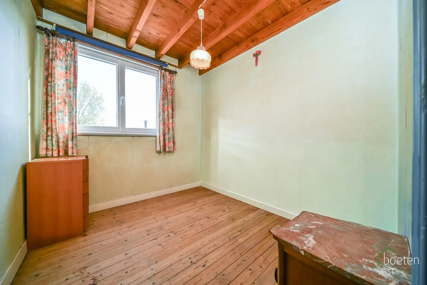 Alveringem: Interessante dorpswoning met redelijk comfort, 3 slaapkamers, tuin en uitweg met garage achteraan op 428m² grondopp. foto 15