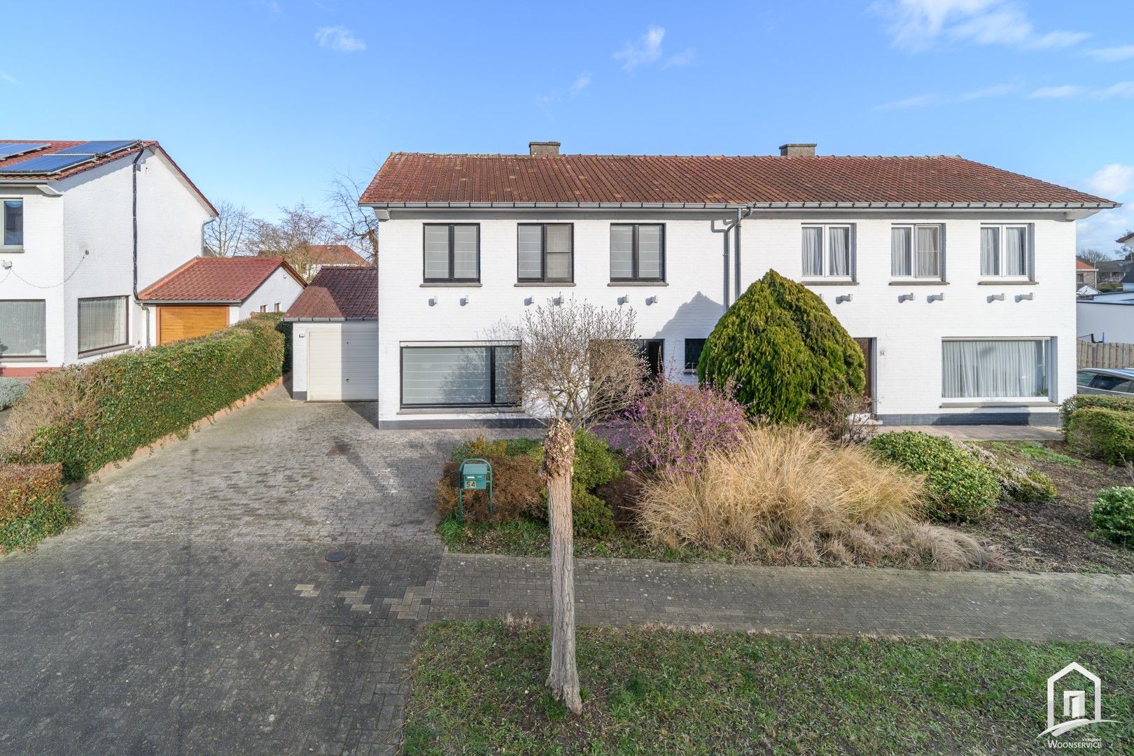 Instapklare halfopen bebouwing met tuin en garages in Denderleeuw foto {{pictureIndex}}