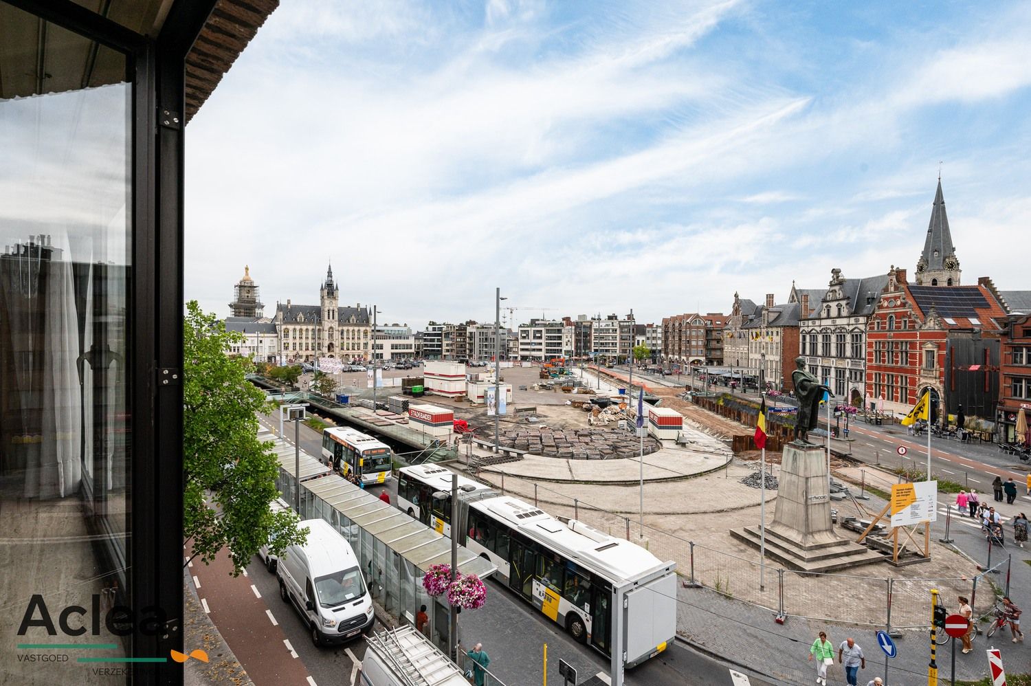 Op te frissen appartement met zicht op de markt van Sint-Niklaas foto 1