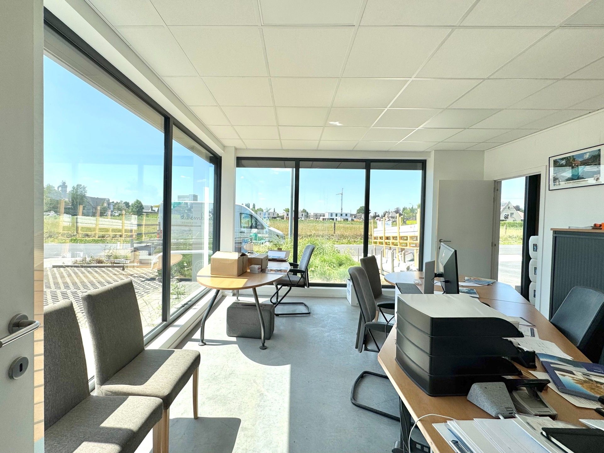 MAGAZIJN MET BURELEN/ SHOWROOM foto 16