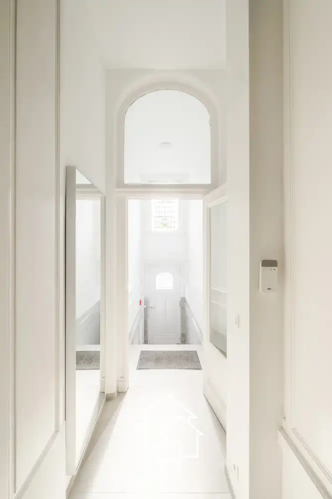 Gemeubileerd appartement met kleine binnenplaats in de wijk rond de vijvers van Ixelles. foto 5