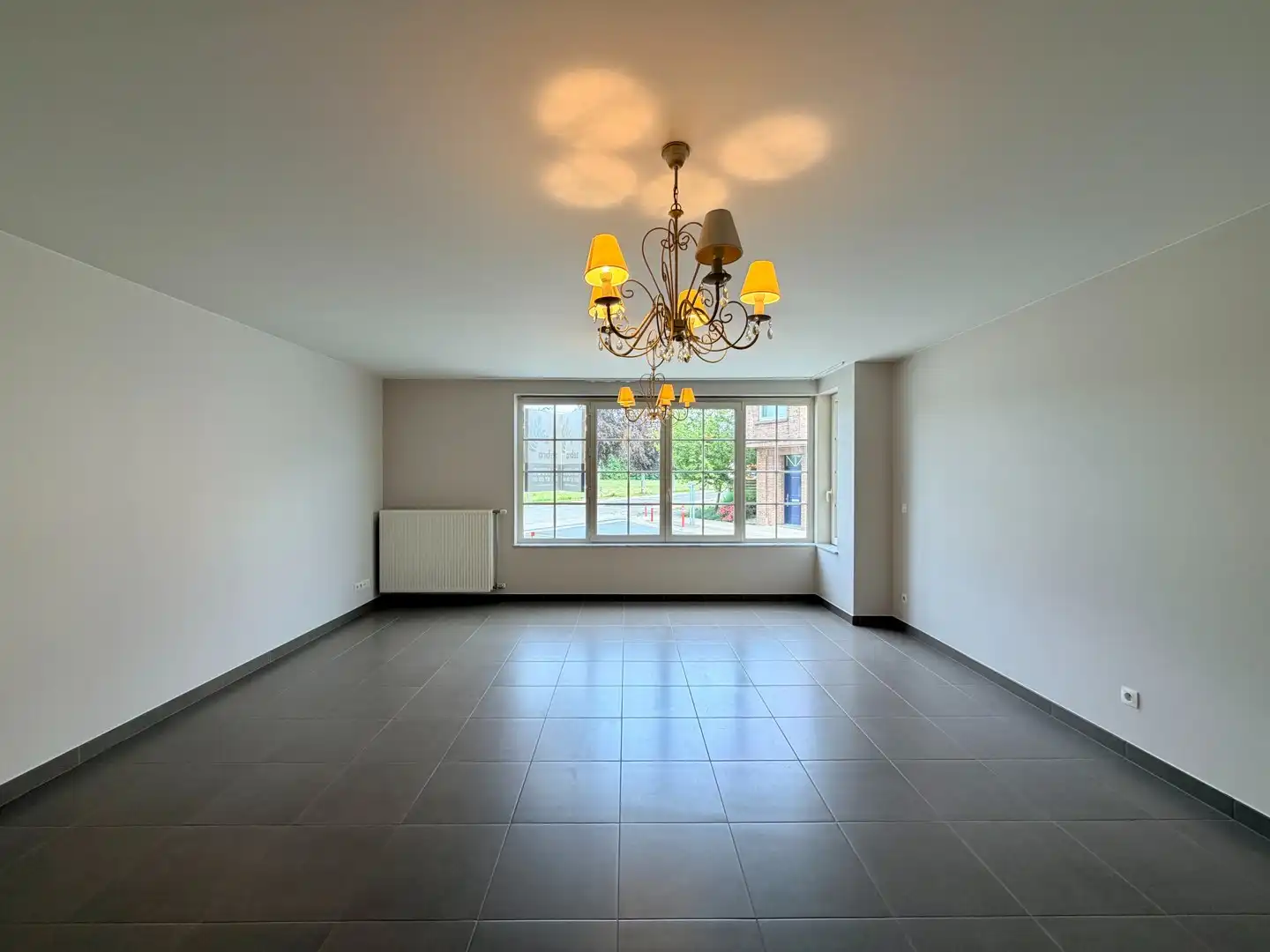 Modern appartement met 2 slaapkamers, terras en garage op centrale ligging te Wakken! foto 3