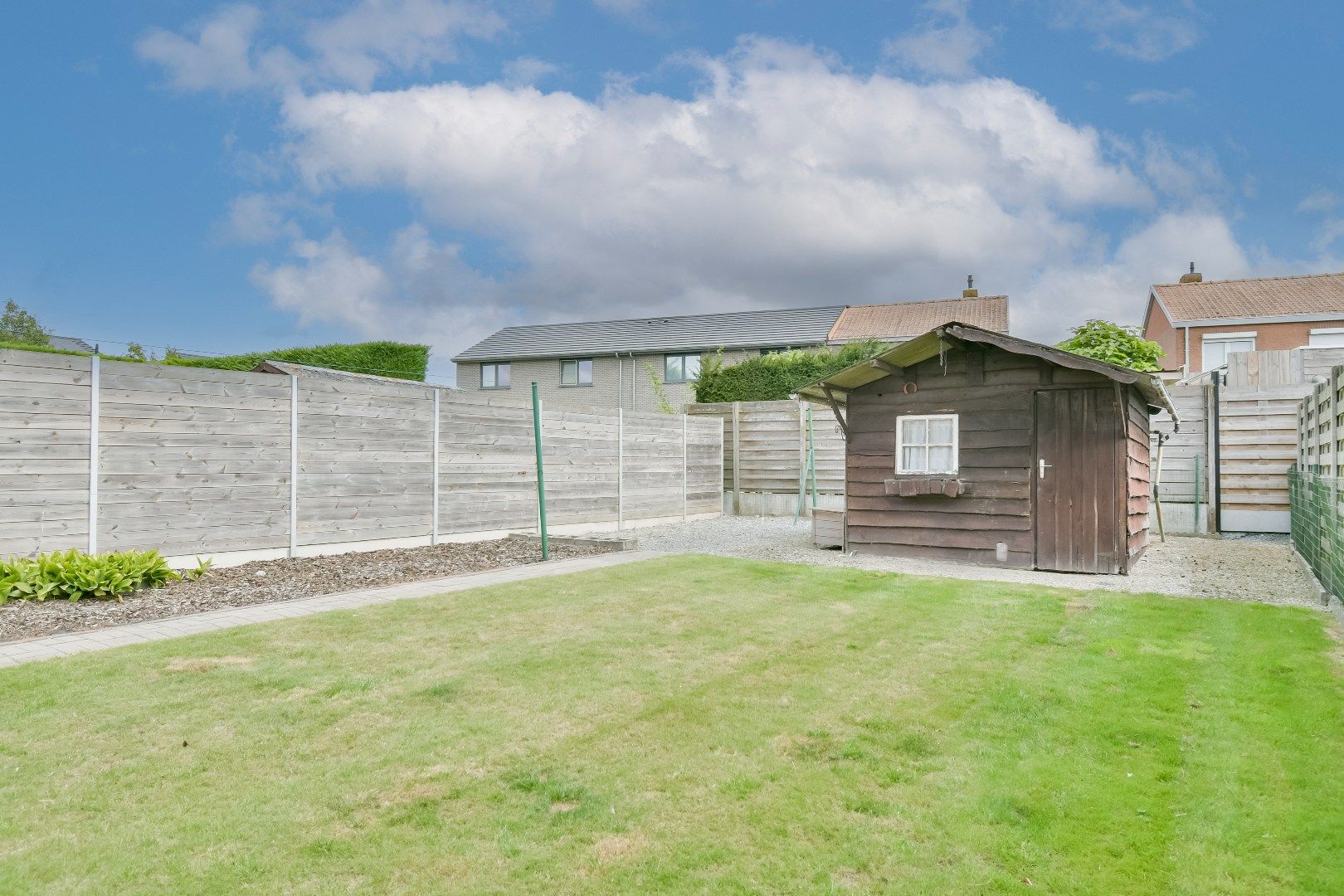 Te renoveren woning in een rustige woonwijk! foto 9