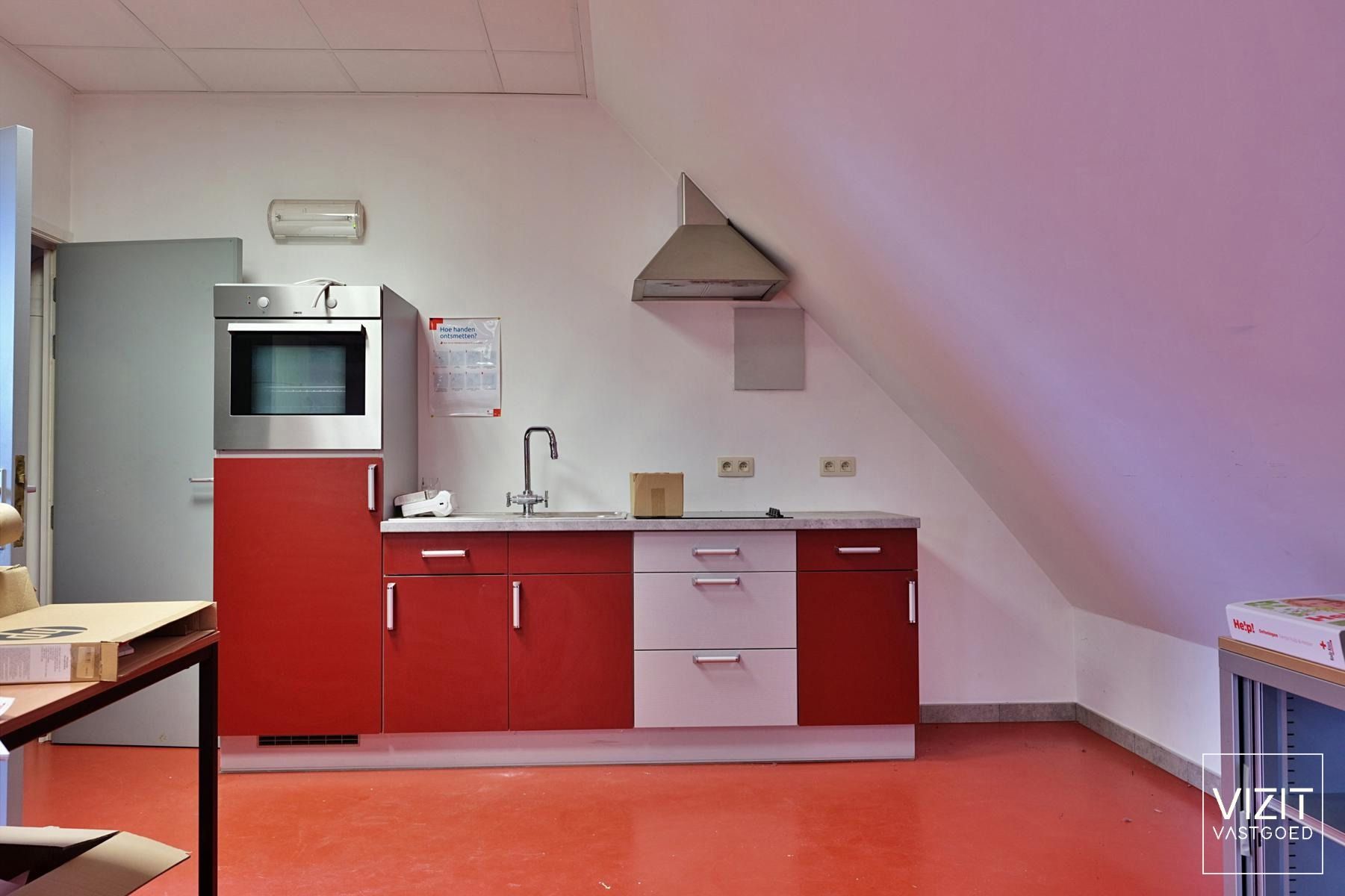 Gebouw met loods/magazijn foto 4
