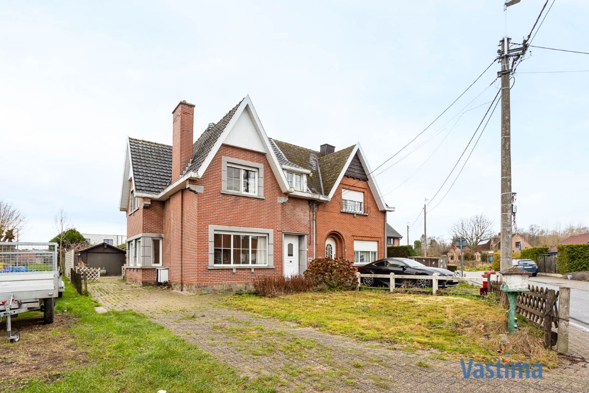 Hoofdfoto van de publicatie: Te renoveren, halfopen woning met zuid gerichte tuin