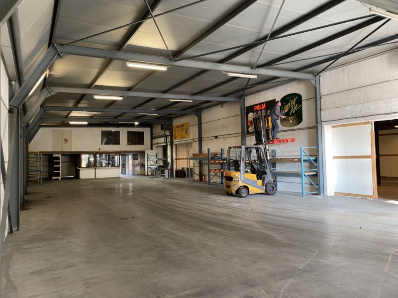 Ruim magazijn (550m²) met buitenruimte achteraan foto 2