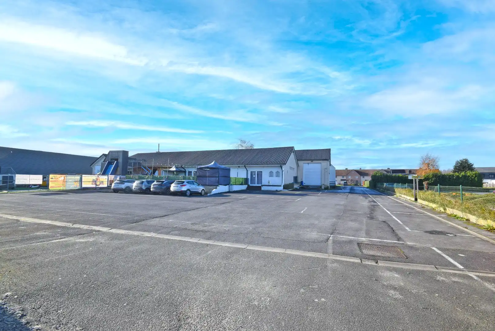 HANDELSRUIMTE/LOODS  EN BOUWGROND IN MAMMOET CENTRUM TE ROESELARE  foto {{pictureIndex}}