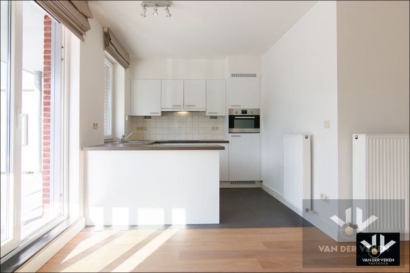 Lichtrijk, energiezuinig en instapklaar 2-slaapkamerappartement met ruim, uitnodigend en zuid-gericht terras op wandelafstand van het centrum foto 3