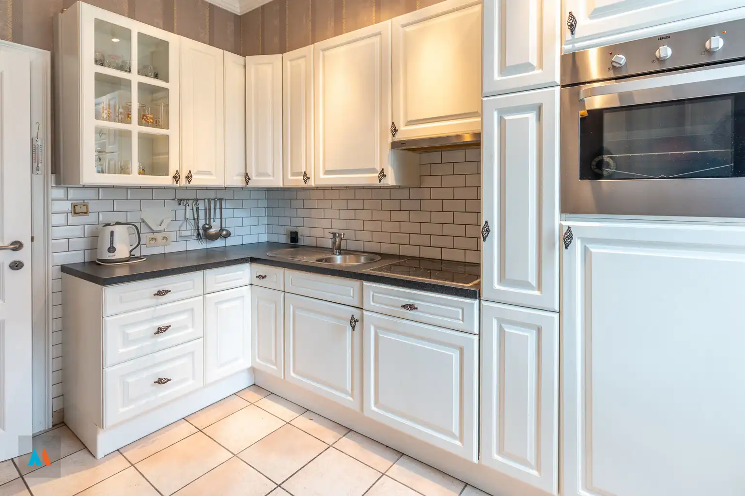 Gezinswoning met ruime loods foto 3