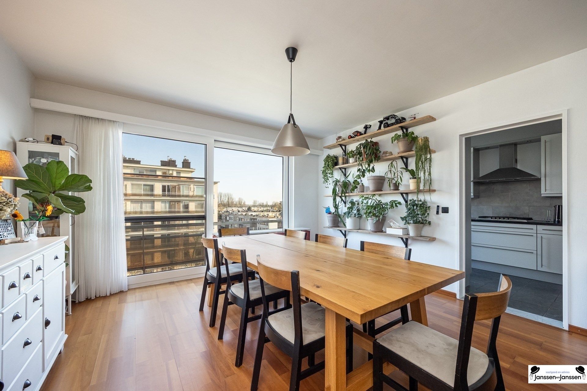 Te koop: Licht en ruim appartement in Merksem! foto 2