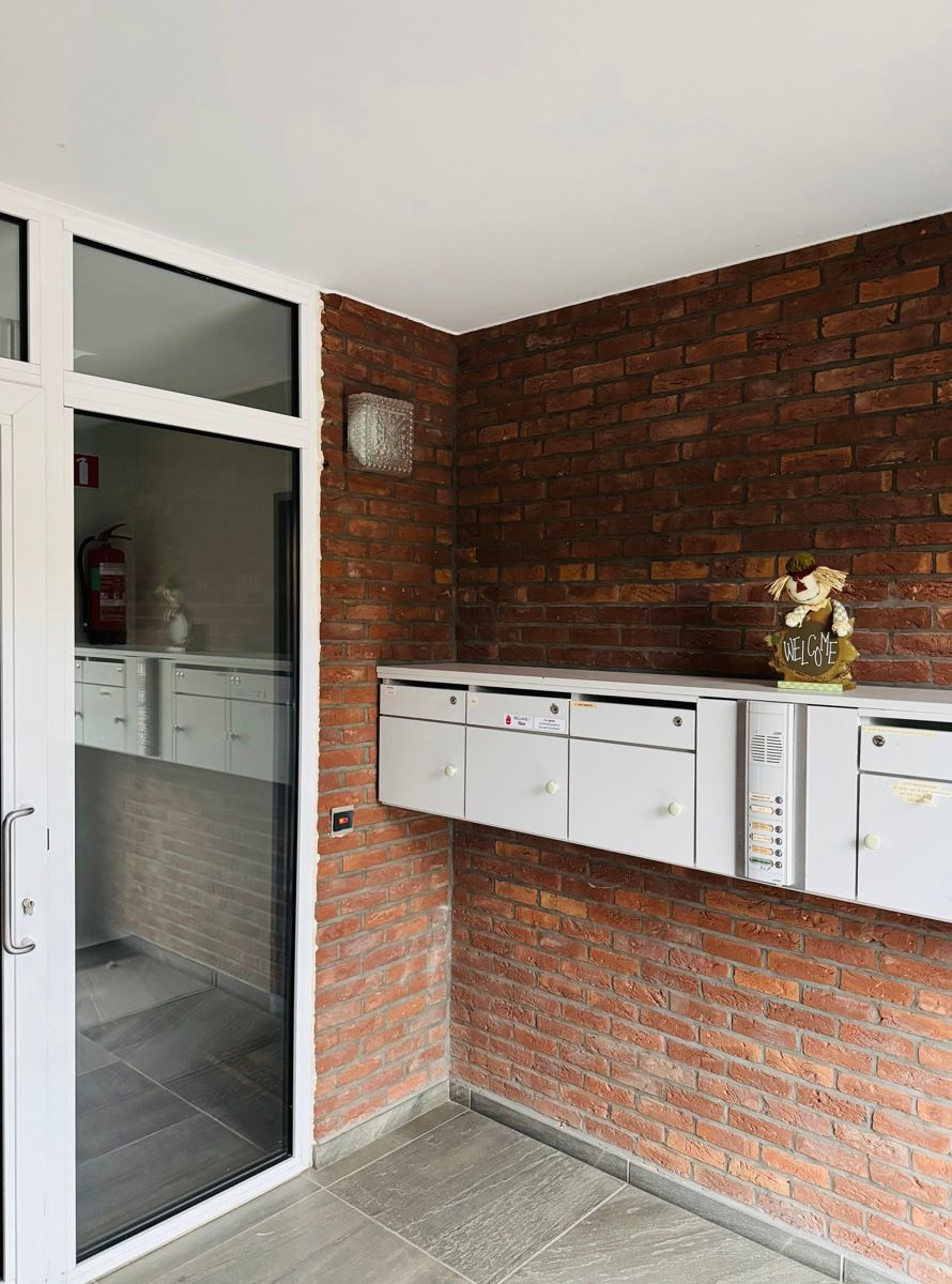 Gelijkvloers 3 slaapkamer appartement met grote garage. foto 3