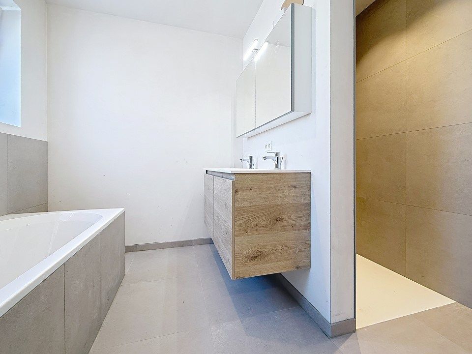 Prachtige half-open nieuwbouwwoning met carport in het centrum van Westrozebeke foto 5