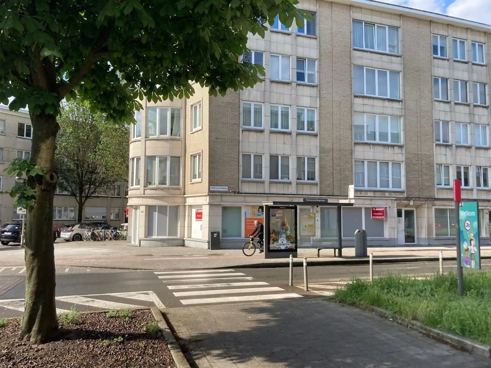 (Para)Medisch/Diensten/Kantoor/Coffee corner op een commerciële hoek in Antwerpen-Zuid foto {{pictureIndex}}