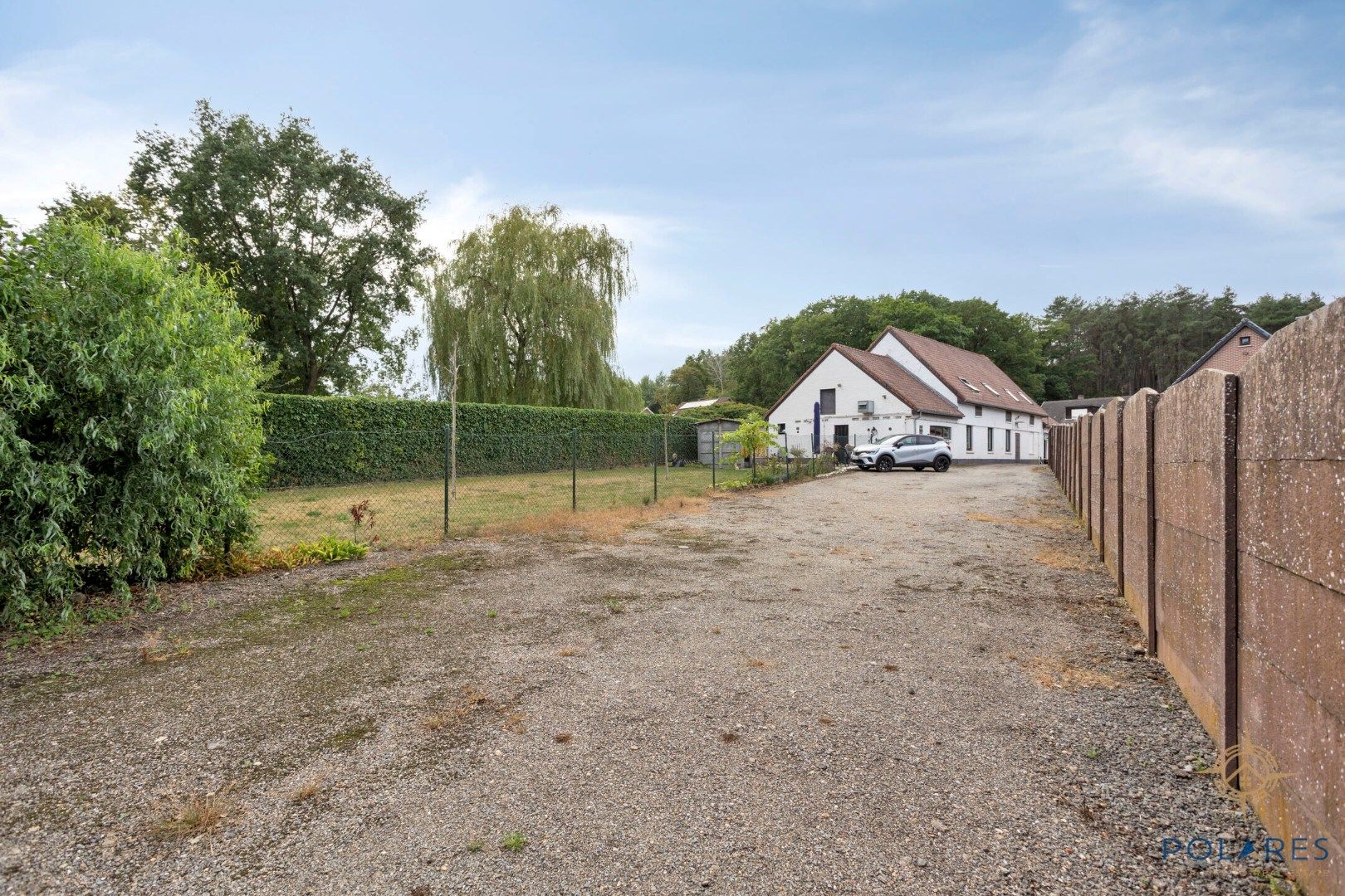Goed gelegen taverne met woonst en grote parking foto 45