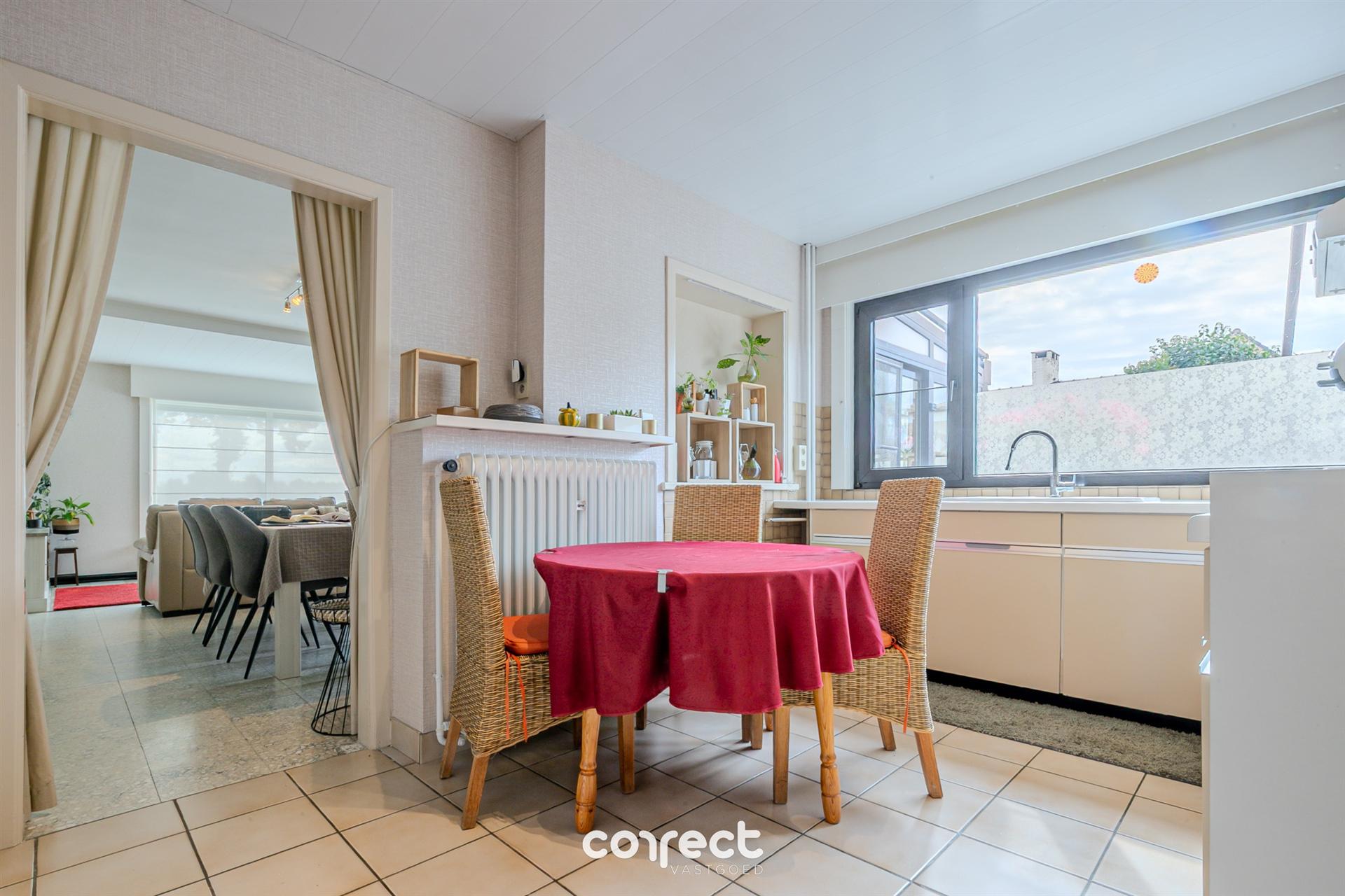 Instapklare laagbouwvilla met tuin, ruime oprit met garage.  foto 8