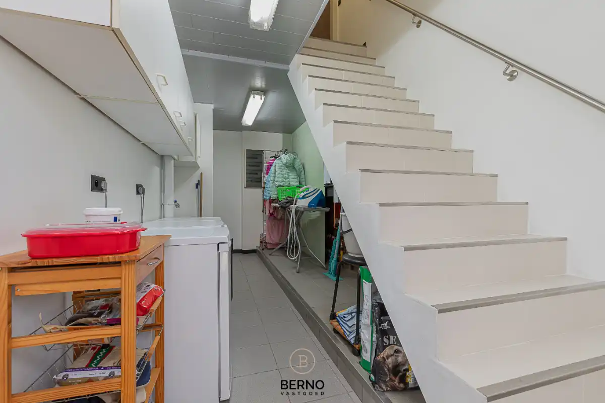 Ruime halfopen bebouwing met bijgebouw foto 11