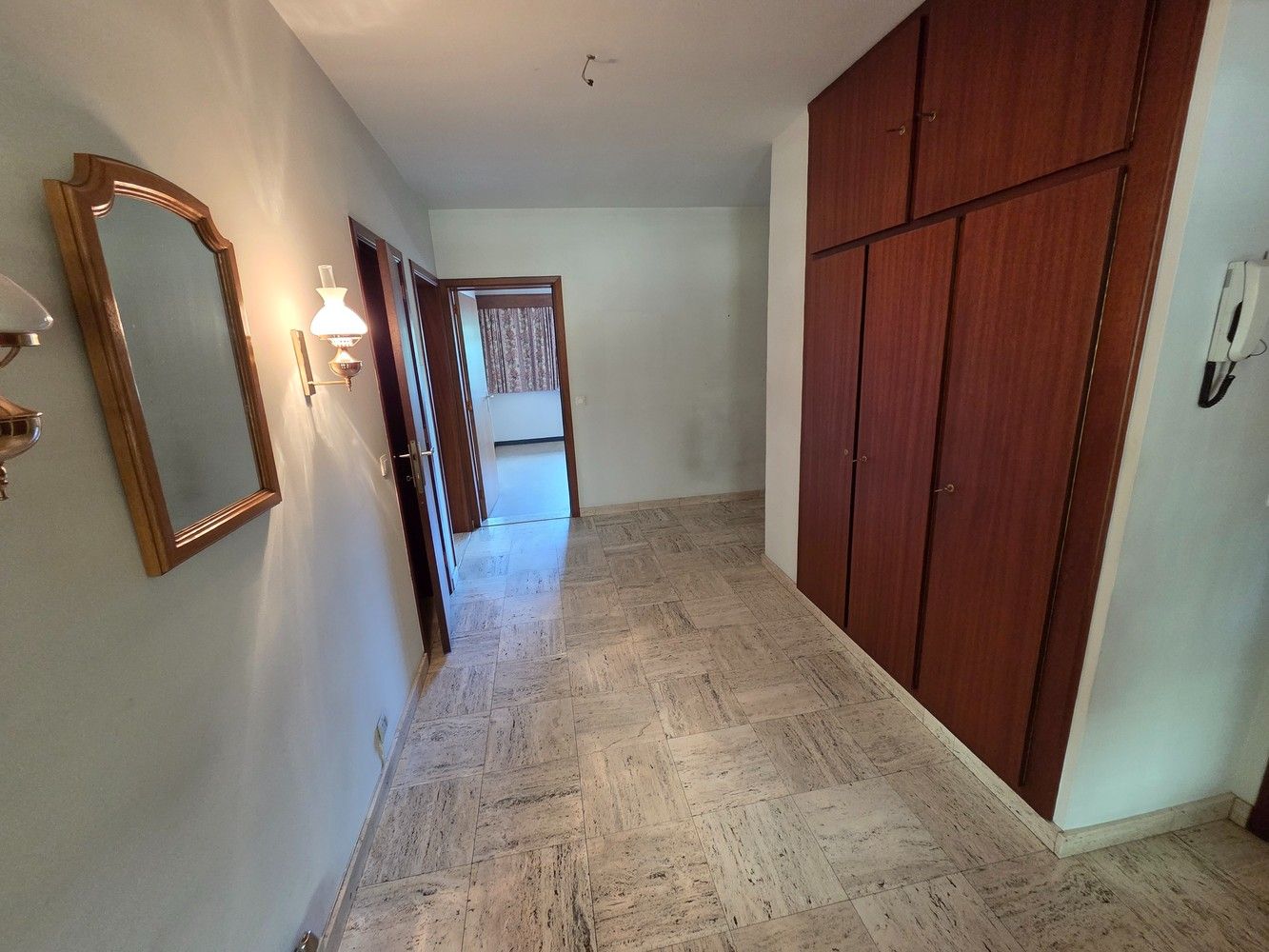 Uitzonderlijk ruim appartement met 4 slaapkamers, bureau en dubbele garage foto 8