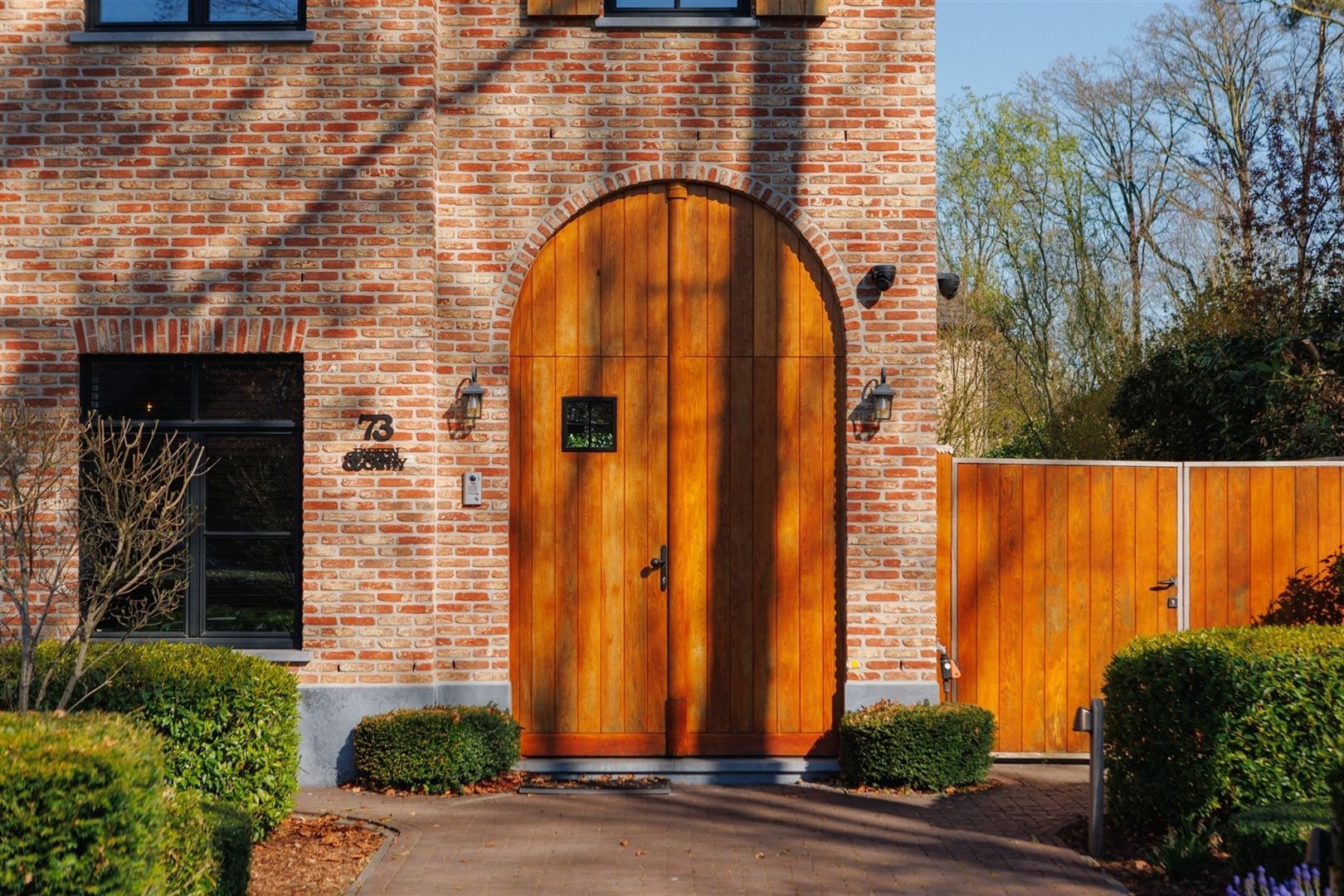 Eigentijdse luxe half open woning in een rustige setting foto {{pictureIndex}}