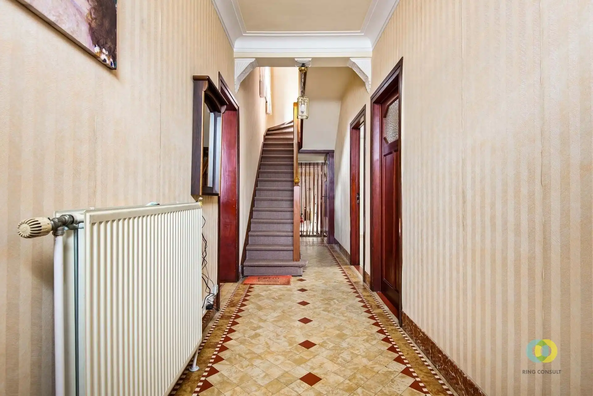 Ruime woning met praktijkruimte, garage en tuin foto 7