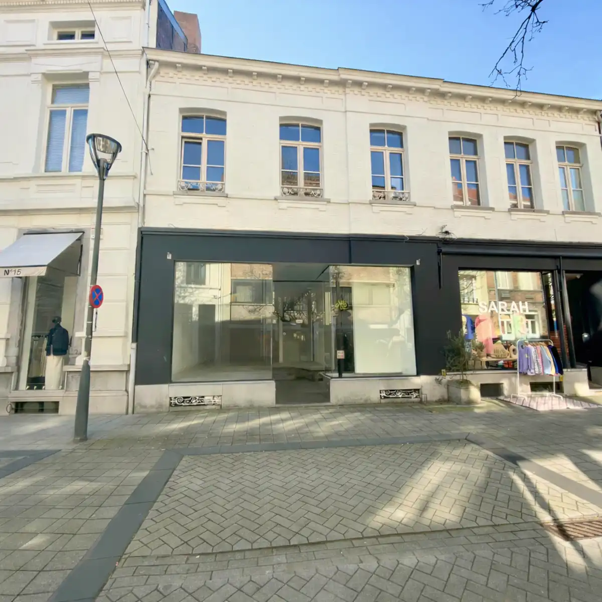 Handelspand met etalage op topligging in Turnhout foto {{pictureIndex}}