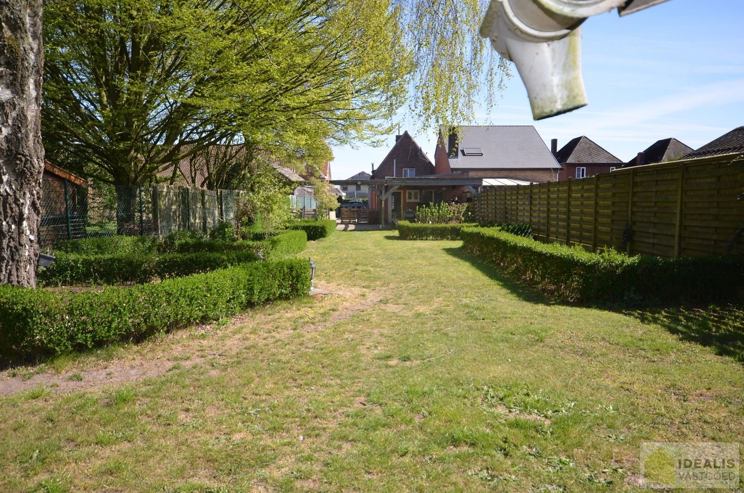 IDEALIS VASTGOED – CHARMANTE EENGEZINSWONING MET 3 SLAAPKAMERS, LICHTRIJKE LEEFRUIMTE, HEERLIJKE TUIN EN GARAGE OP EEN UITERST GUNSTIGE LOCATIE AAN DE RAND VAN HET CENTRUM VAN PELT! foto {{pictureIndex}}