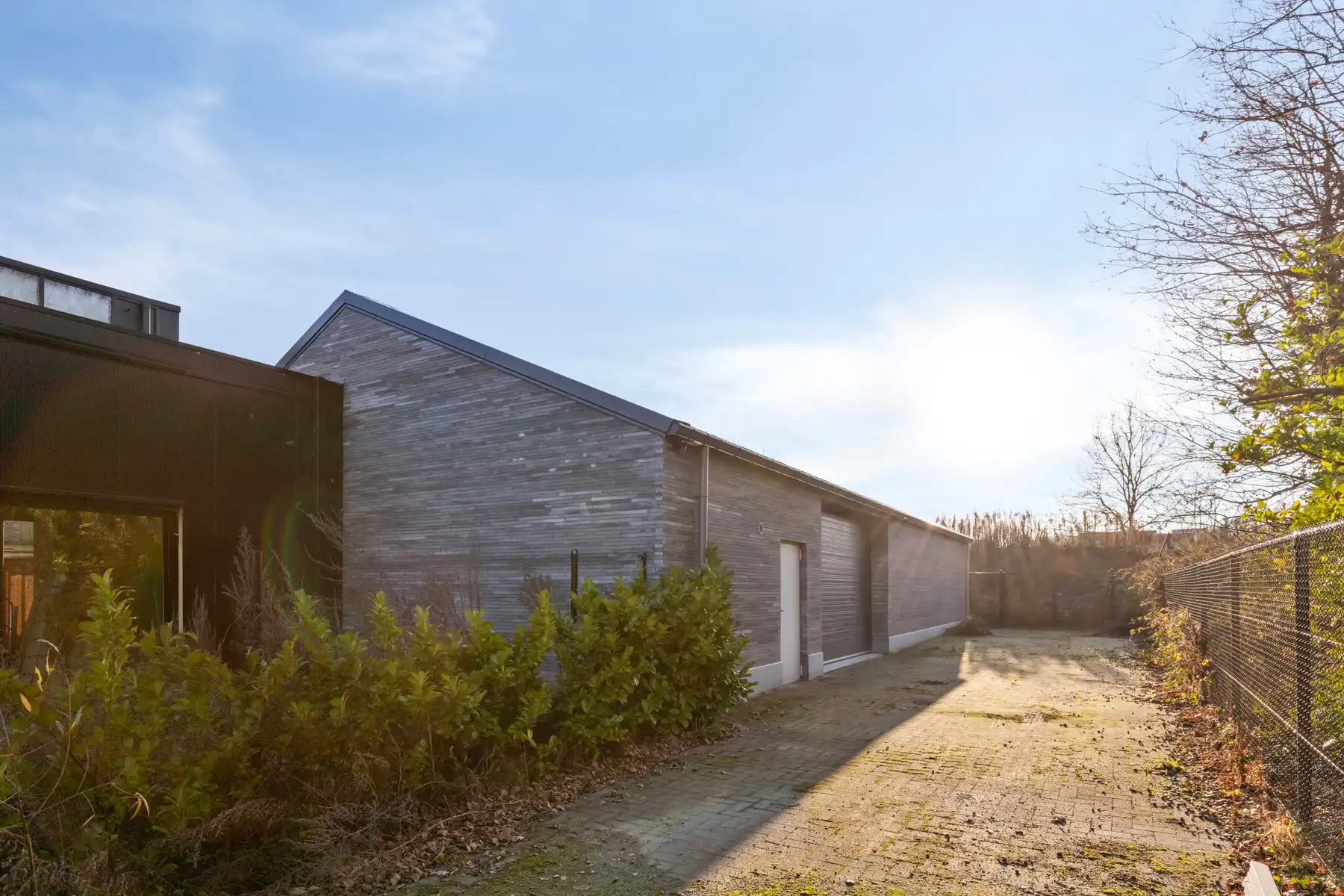 Casco af te werken woning met achterliggend magazijn. foto 14