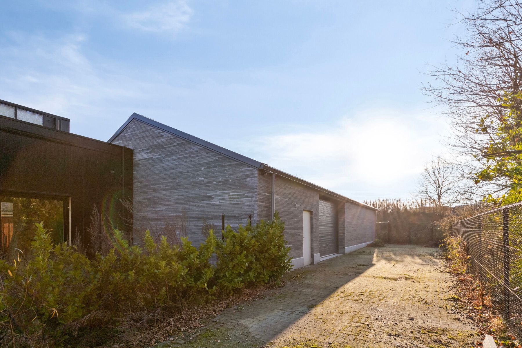 Casco af te werken woning met achterliggend magazijn. foto 14