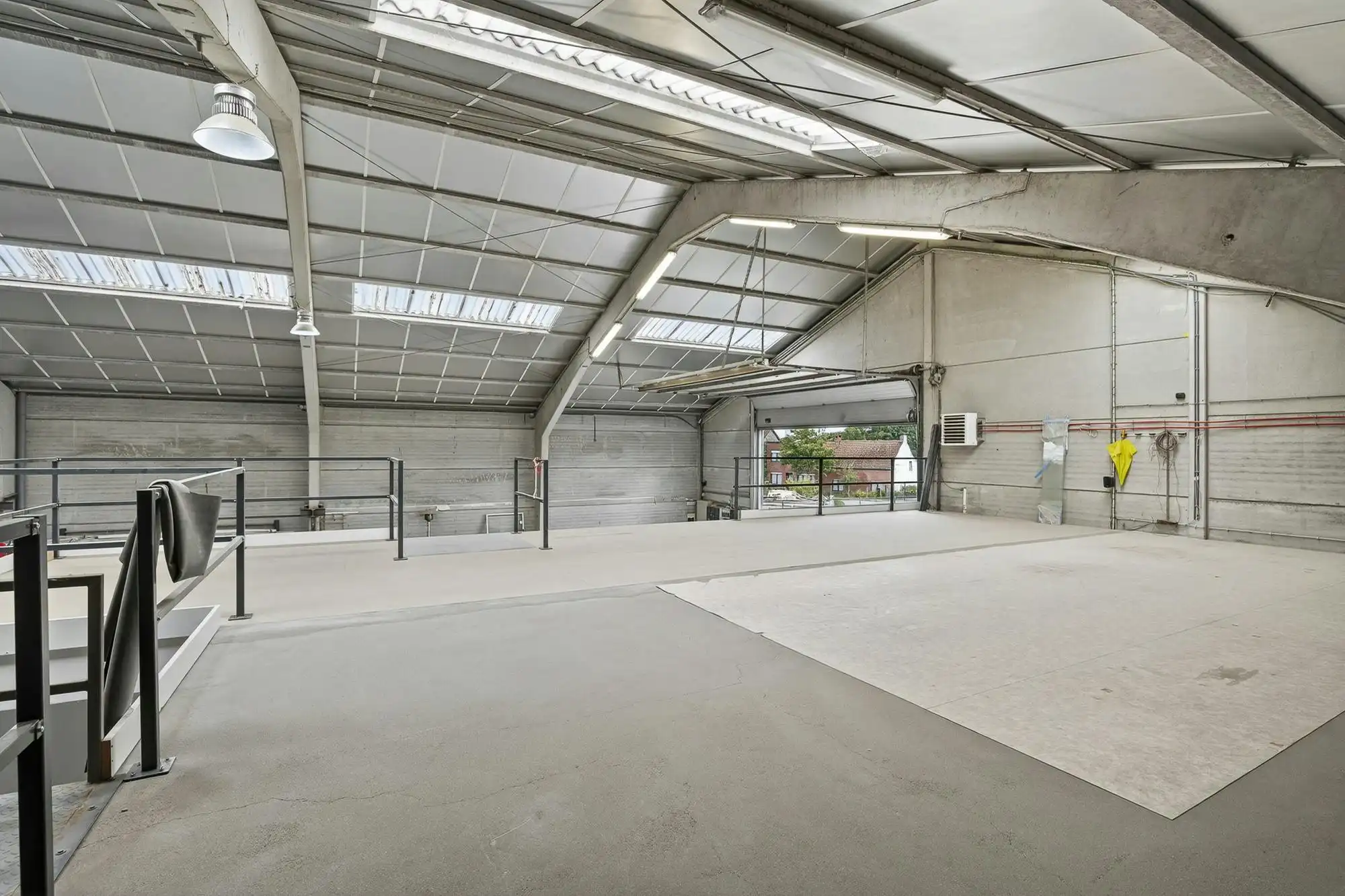 Luxe villa met exclusieve tuin en 600m2 magazijn in KMO-zone foto 34