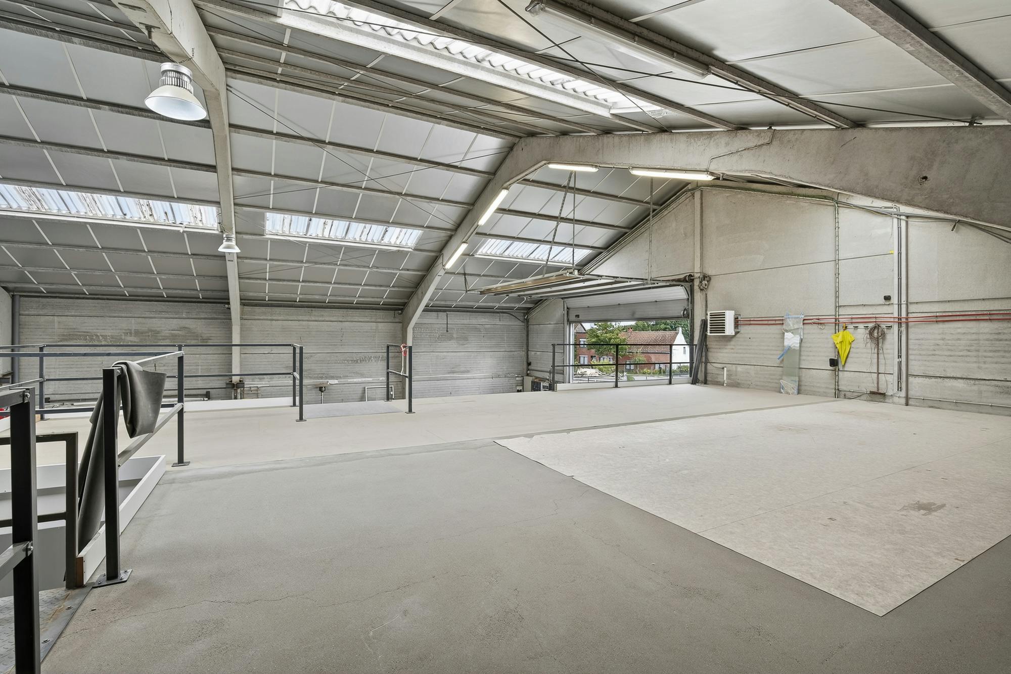 Luxe villa met exclusieve tuin en magazijn in KMO-zone foto 34